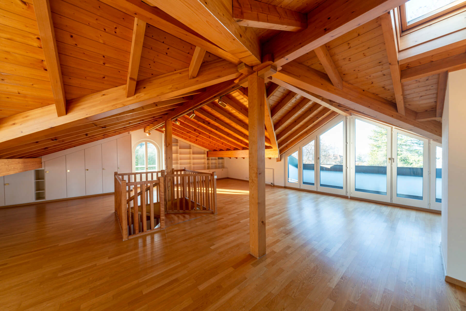 Großer Dachgeschossraum mit Holztragwerk