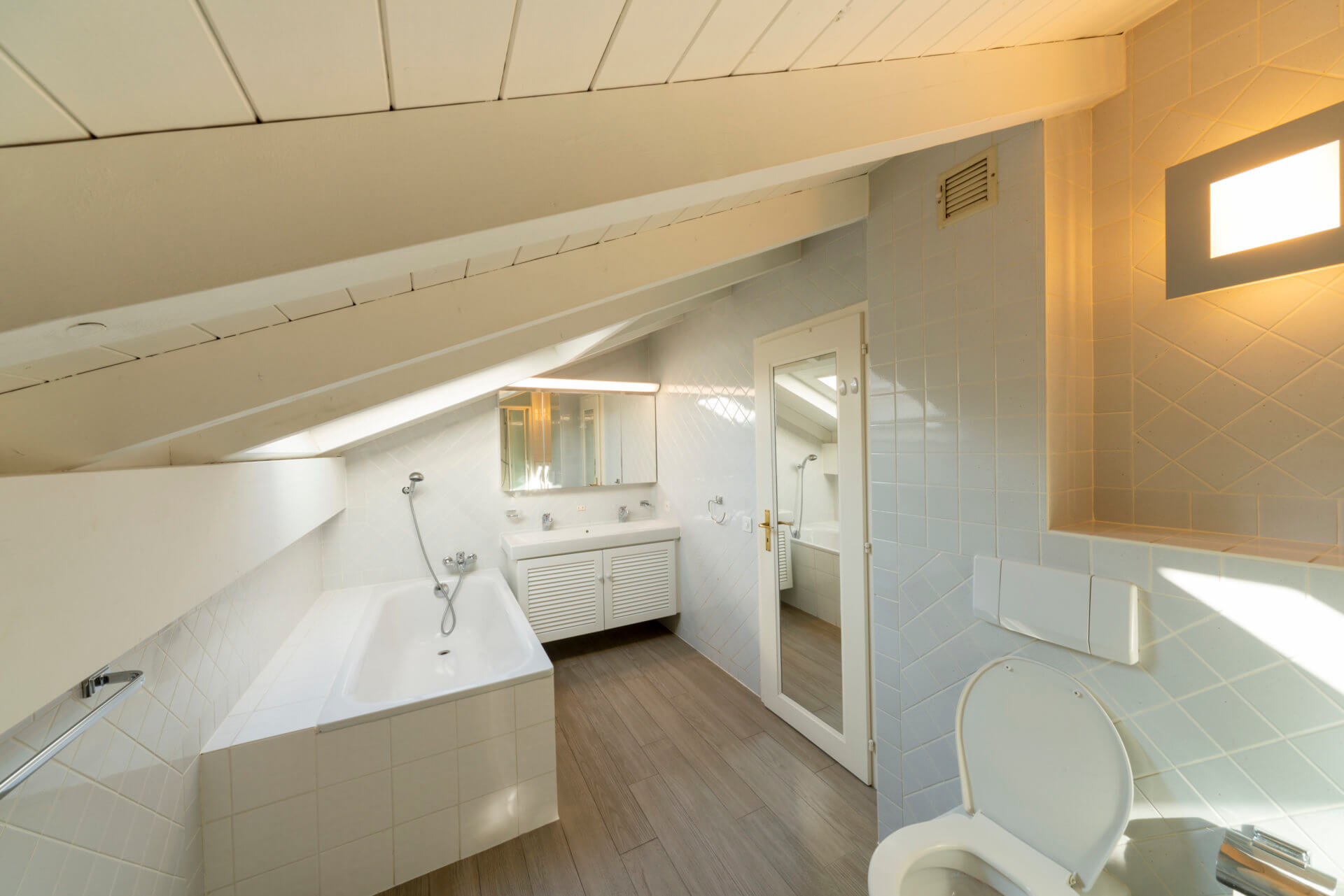 Dachgeschoss-Bad mit Badewanne und WC