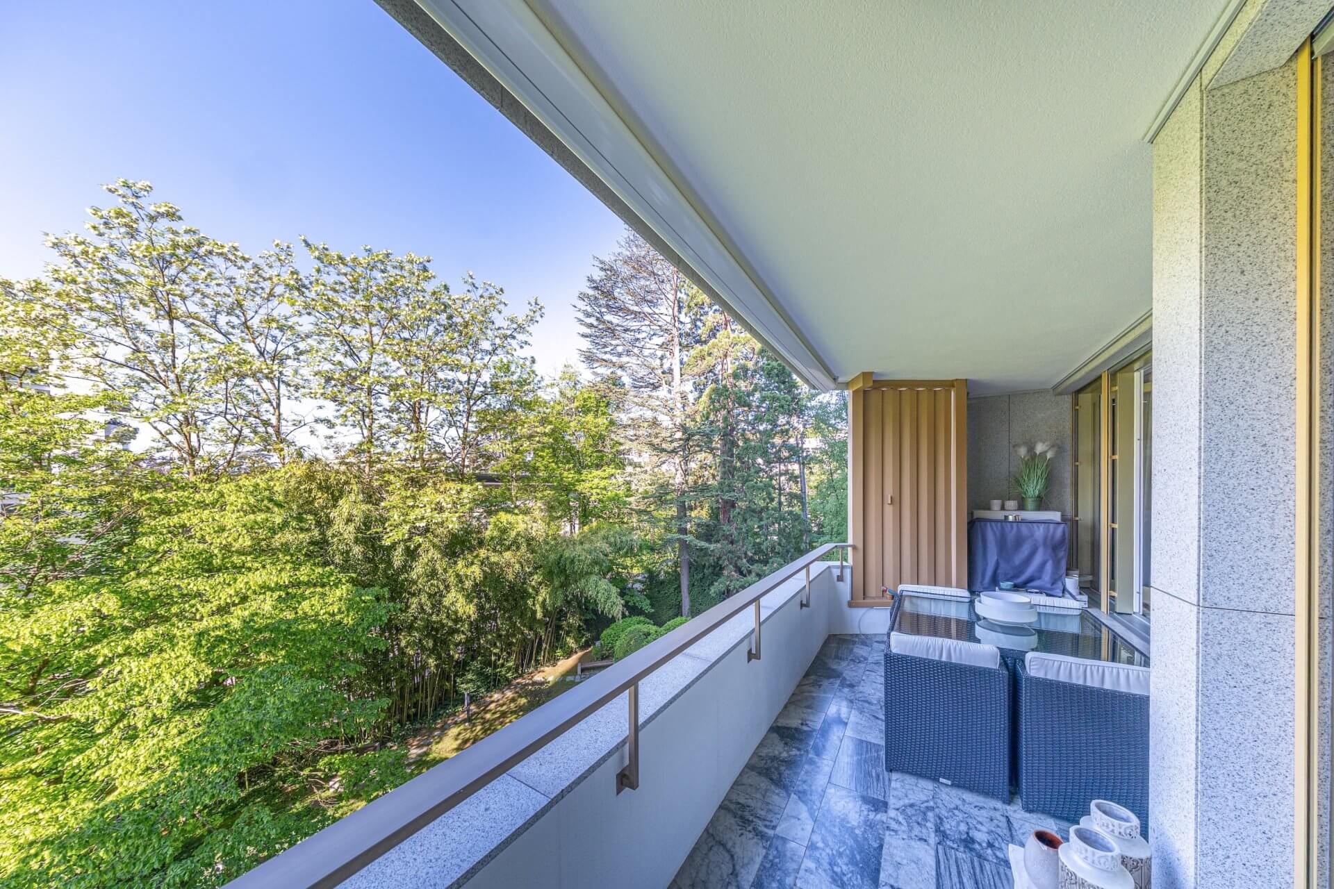 Überdachter Balkon mit Gartenblick