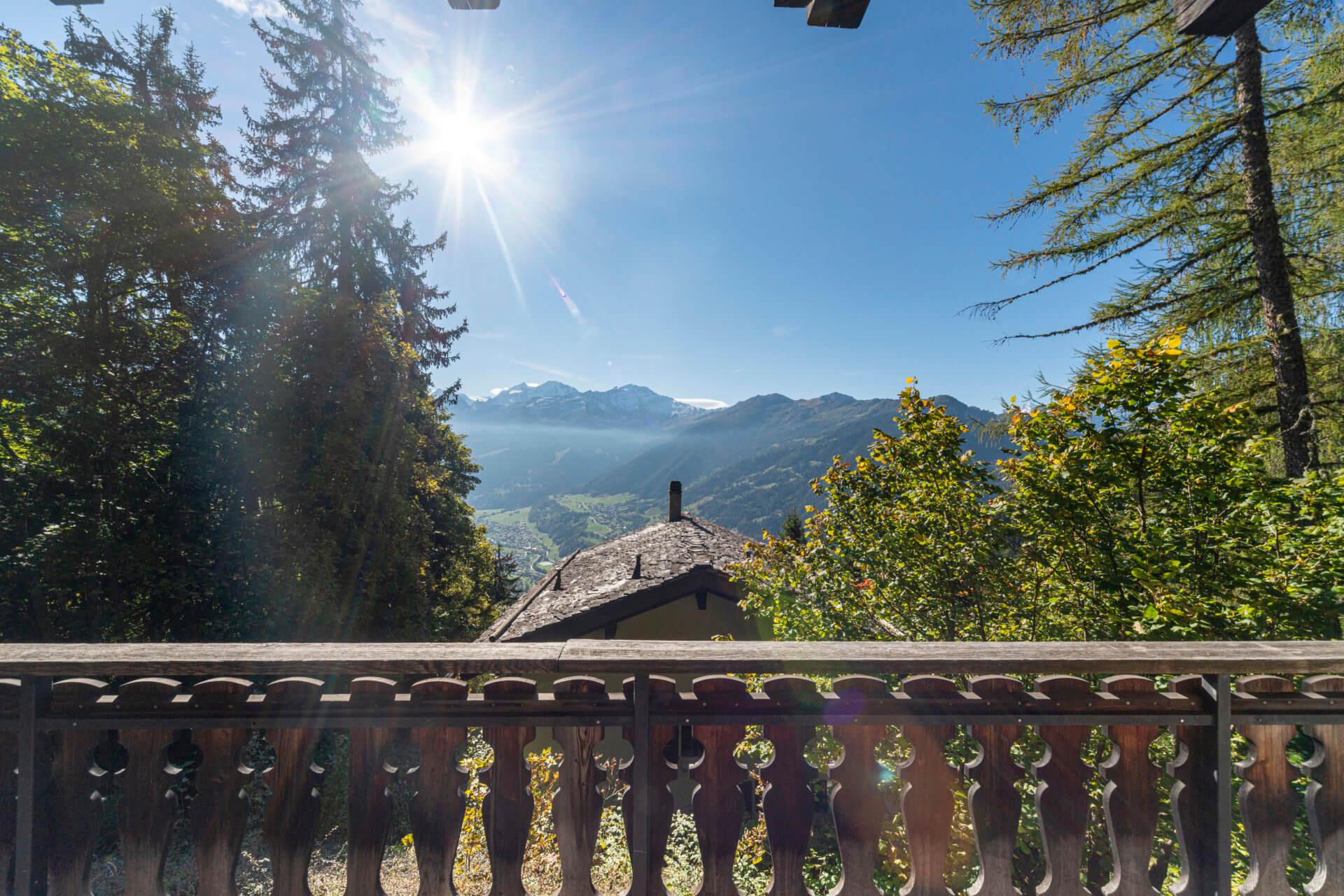 Bergblick von einer Terrasse mit Holzgeländer