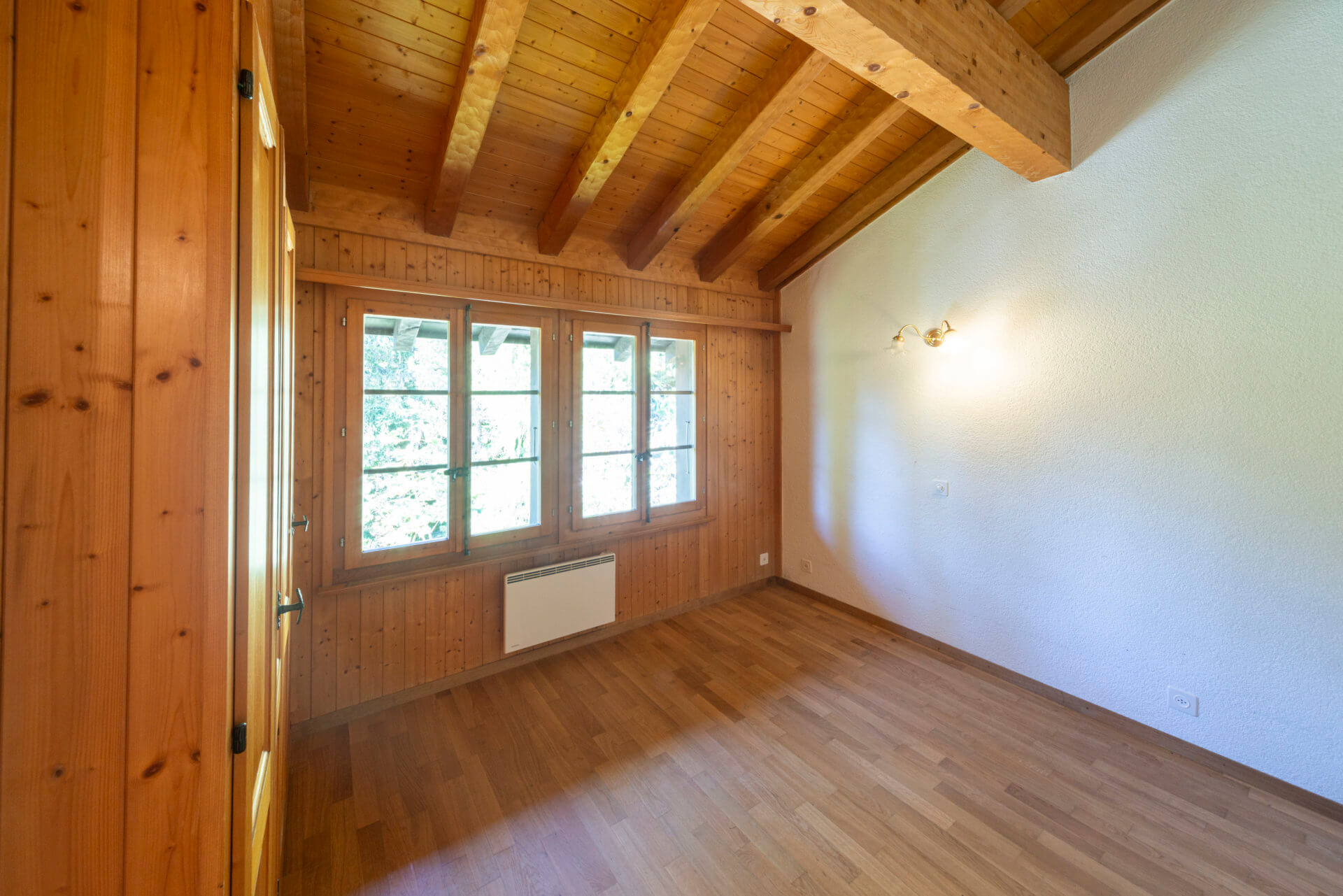 Heller Holzraum mit sichtbaren Balken