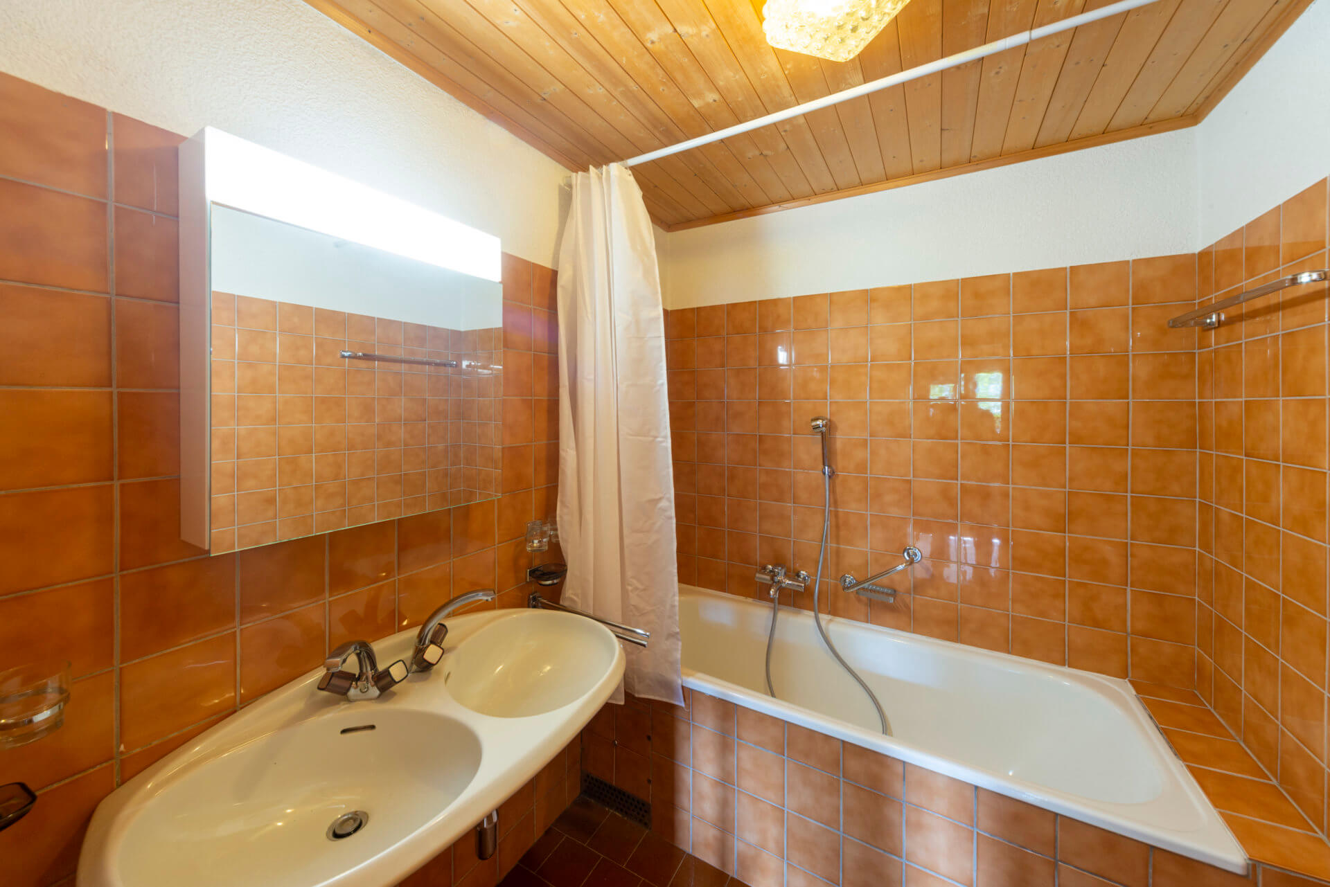 Badezimmer mit orangefarbenen Fliesen