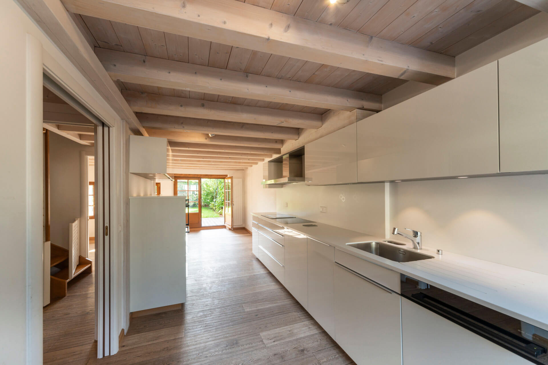Moderne Küche mit Holzbalkendecke