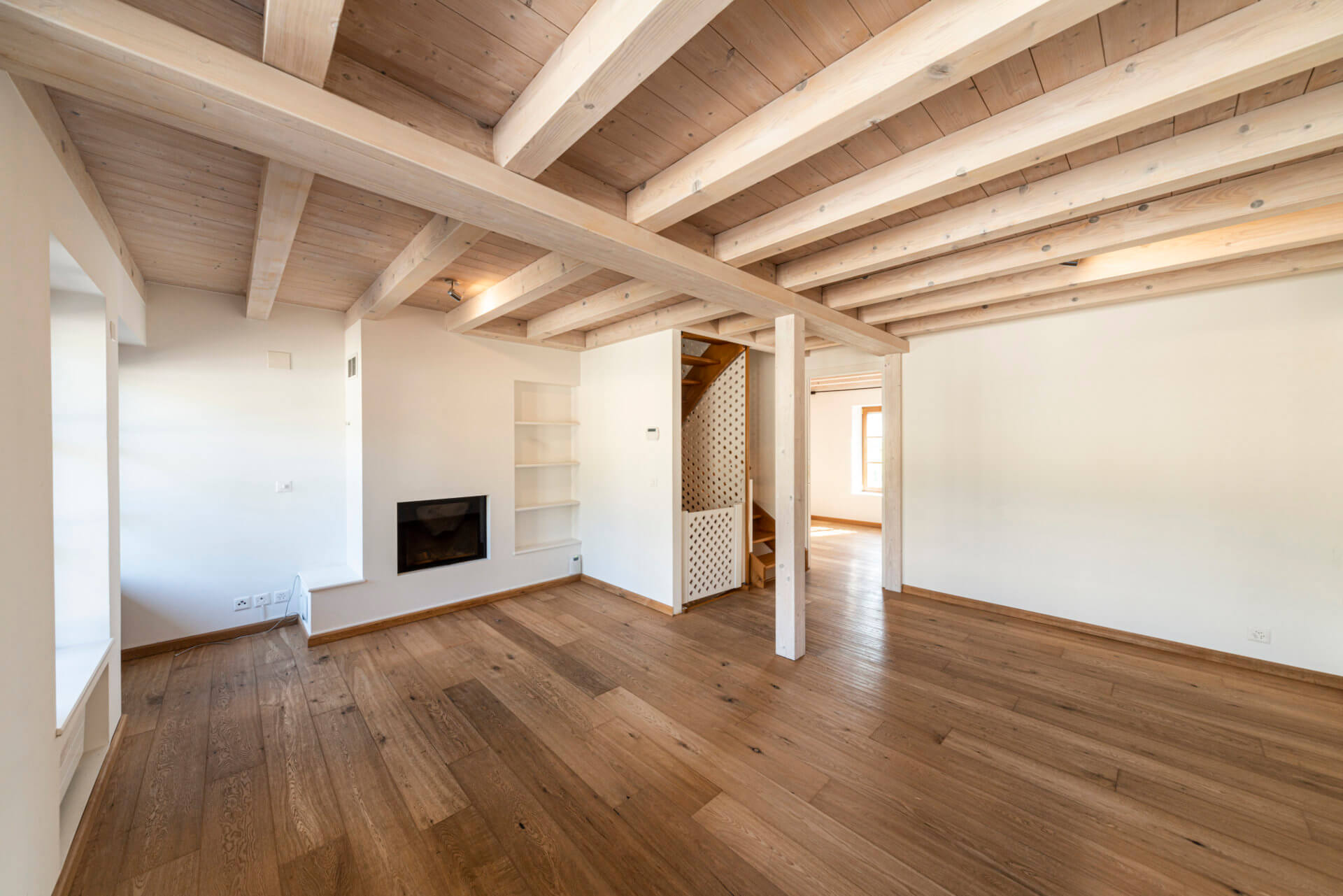 Heller Wohnraum mit sichtbaren Holzbalken