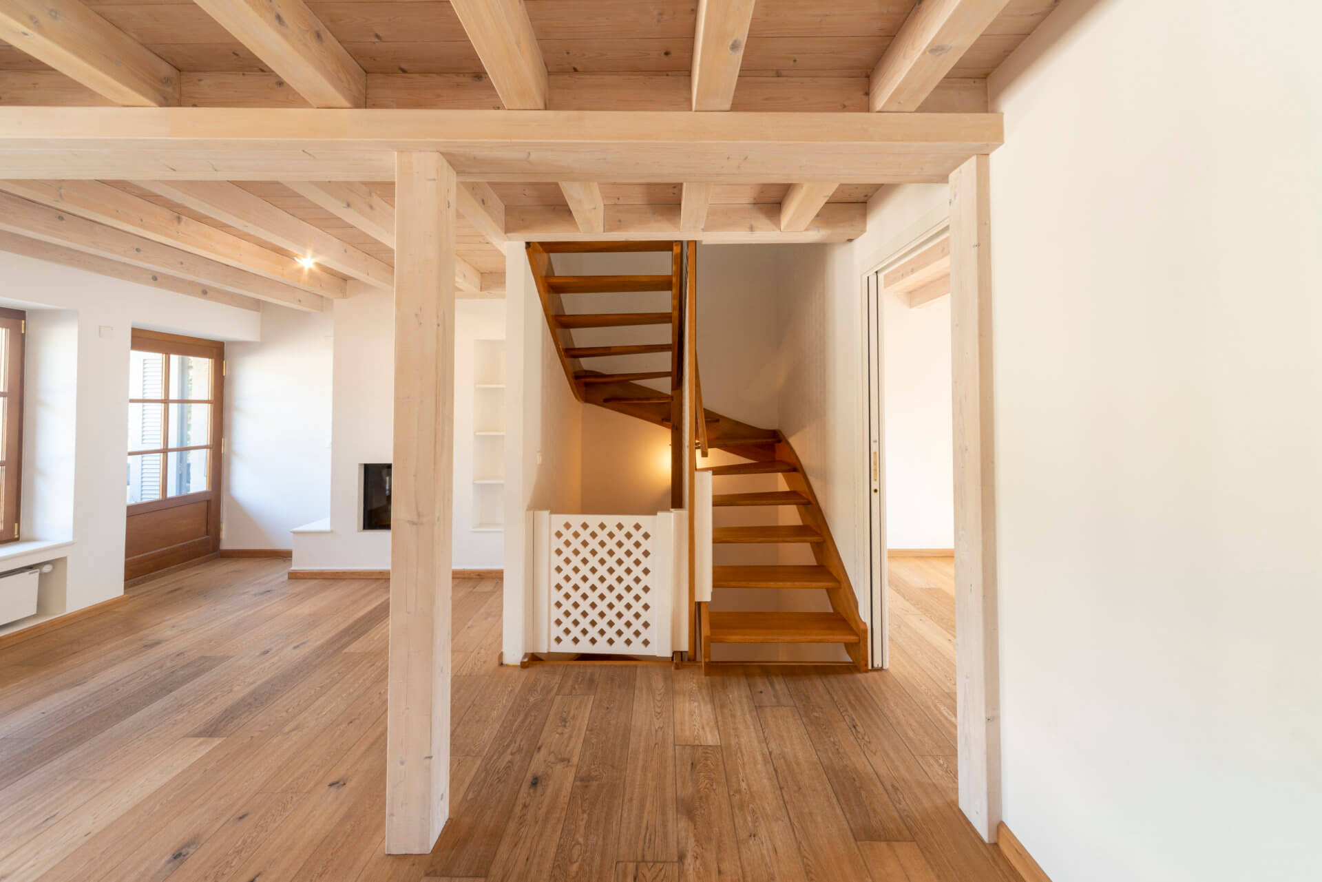 Offener Wohnbereich mit Holztreppe