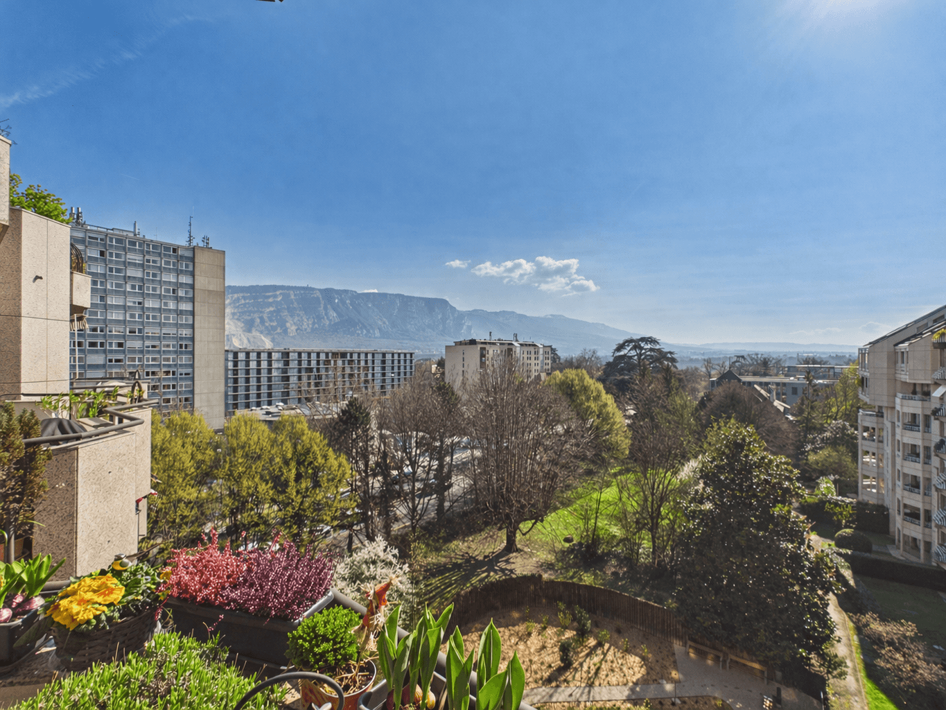 Balkon- und Stadtblick mit Bergpanorama