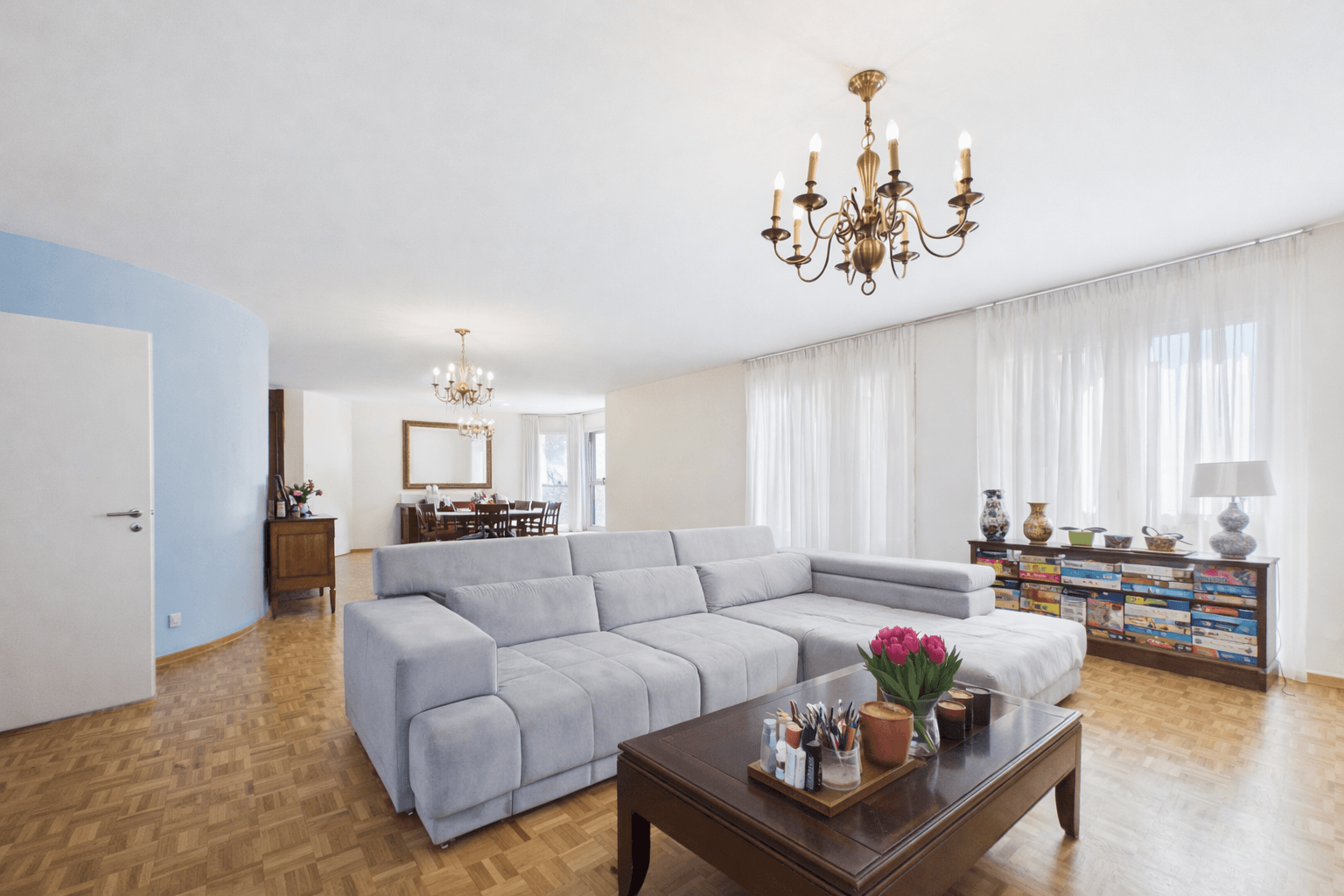 Heller Wohn- und Essbereich mit großem Sofa