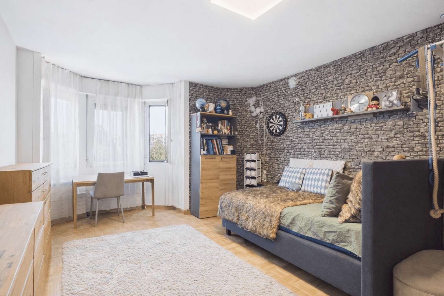 Gemütliches Schlafzimmer mit Arbeitsbereich