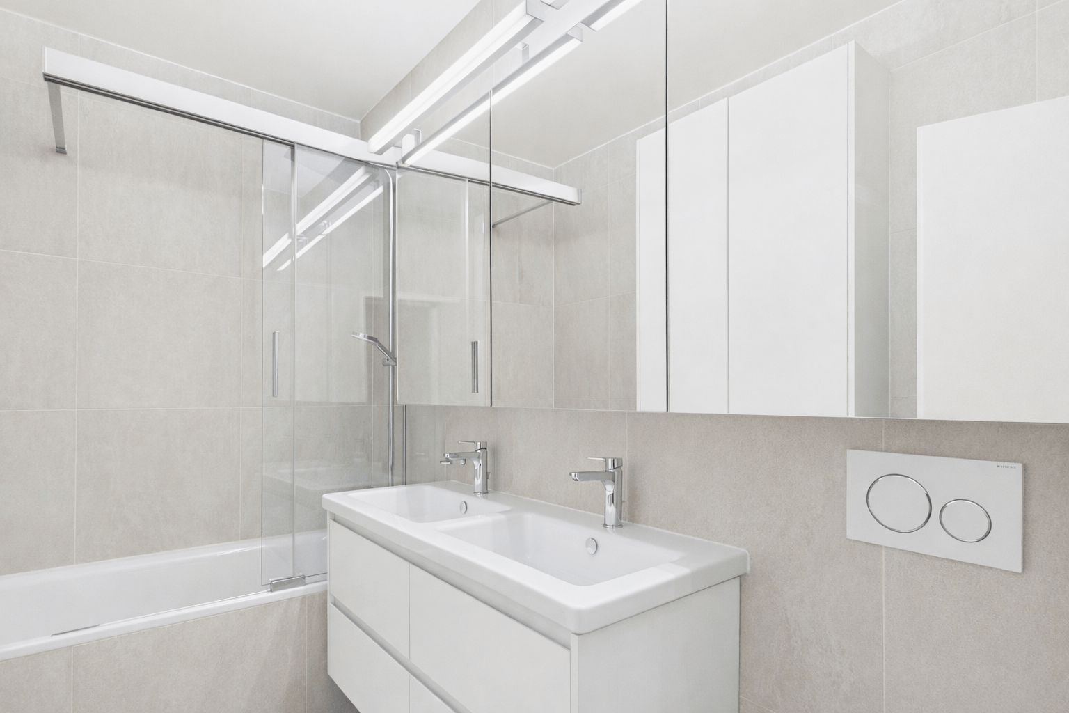 Modernes Badezimmer mit Doppelwaschbecken und Badewanne