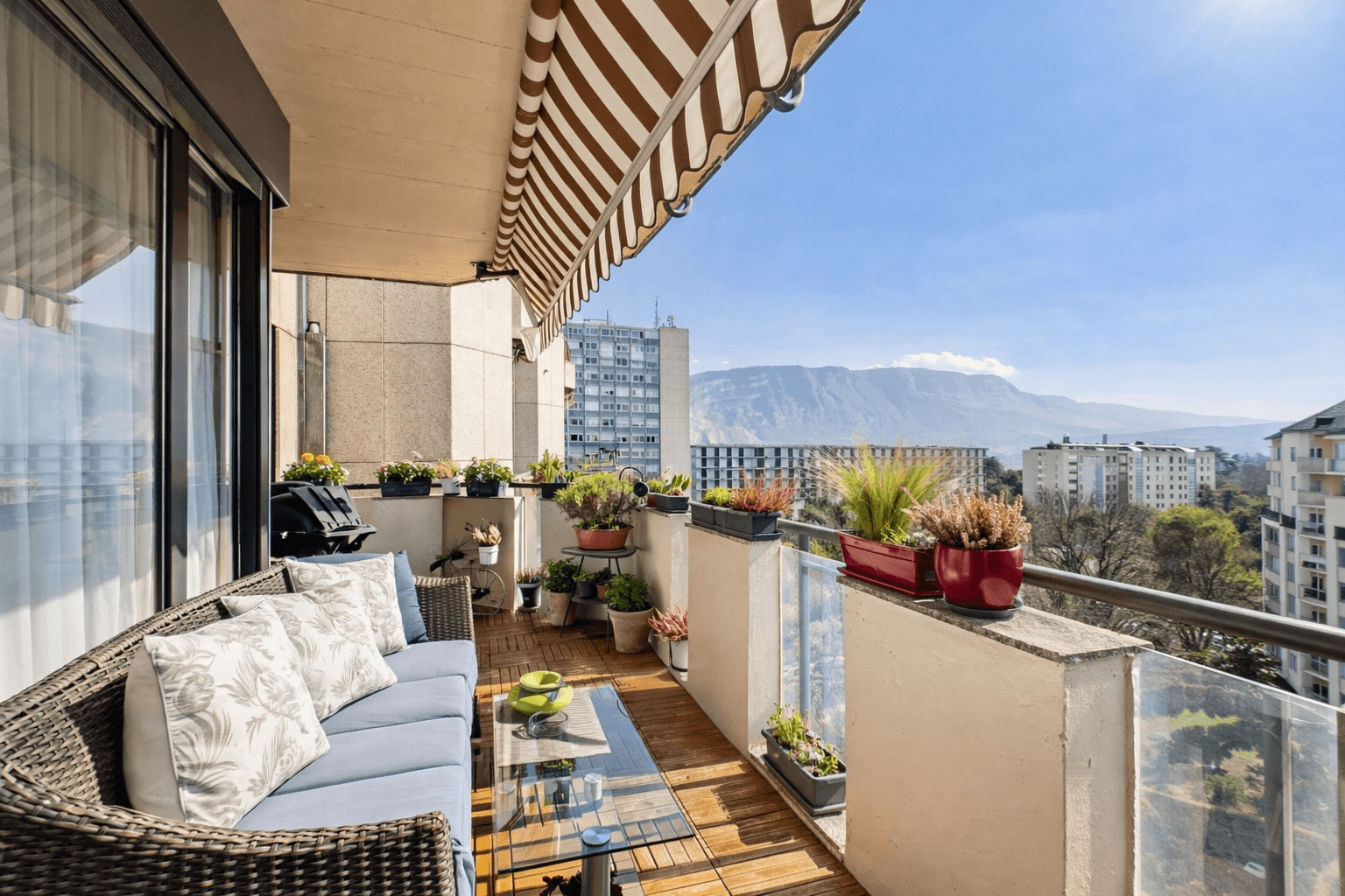 Balkon mit Bergblick