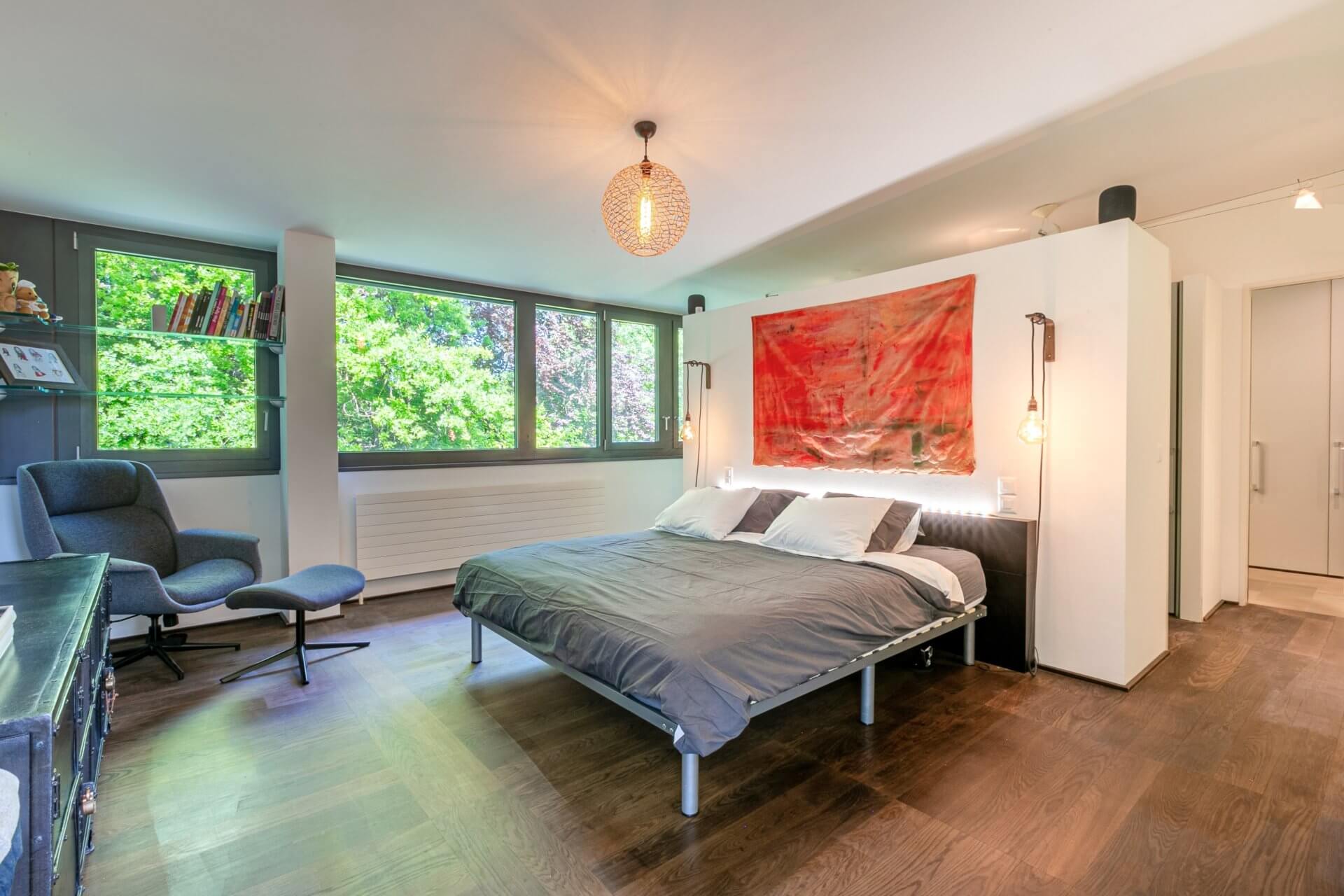 Modernes Schlafzimmer mit großen Fenstern
