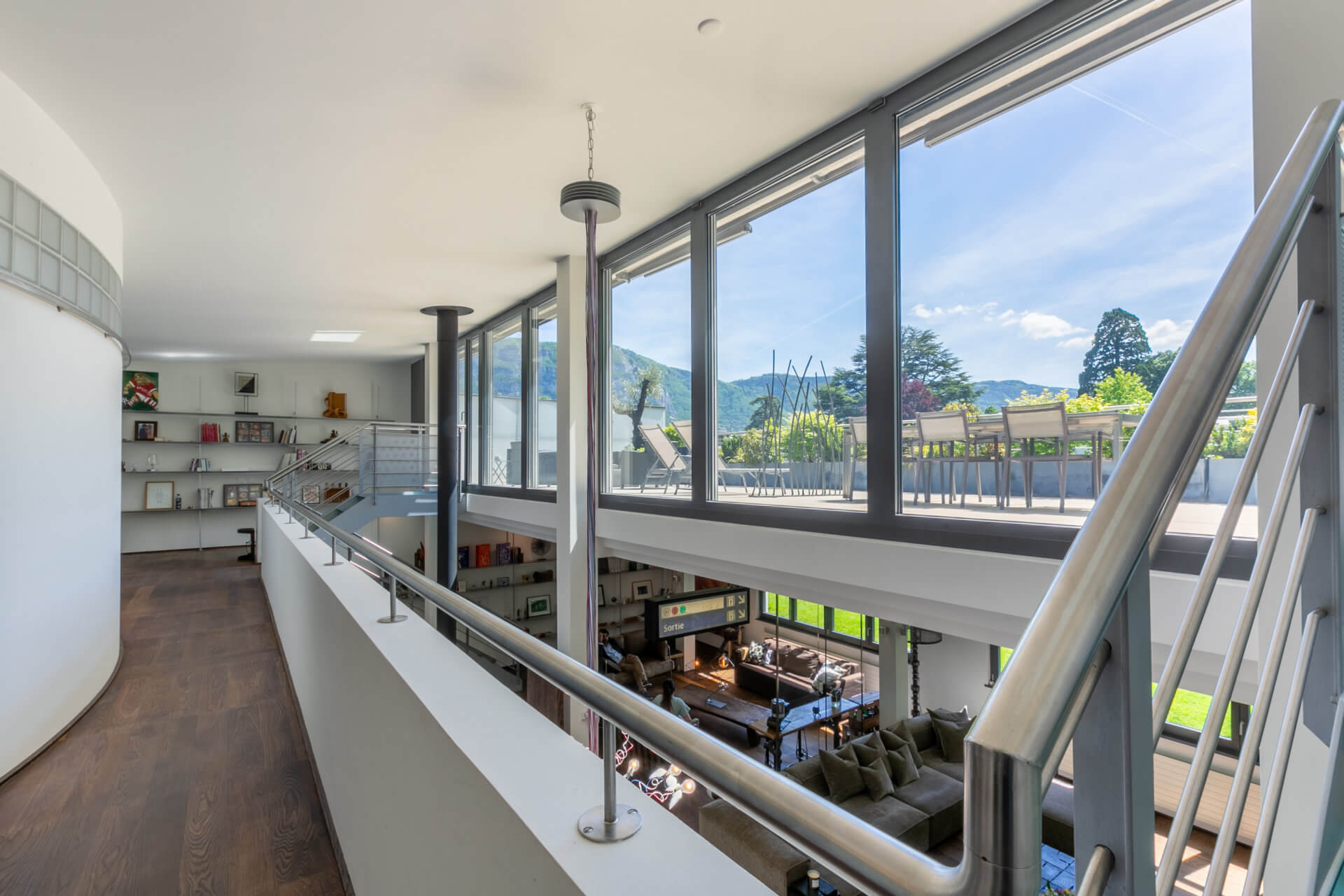 Helles, modernes Galerie-Interieur mit Panoramablick