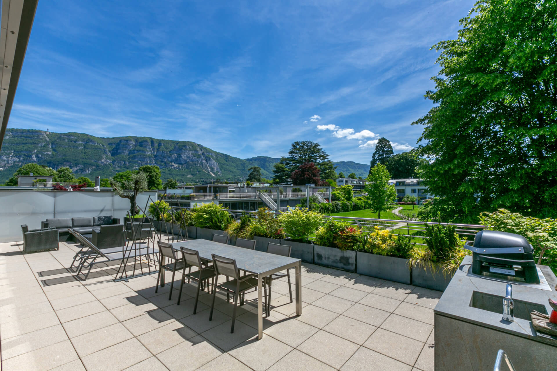 Große Dachterrasse mit Bergblick
