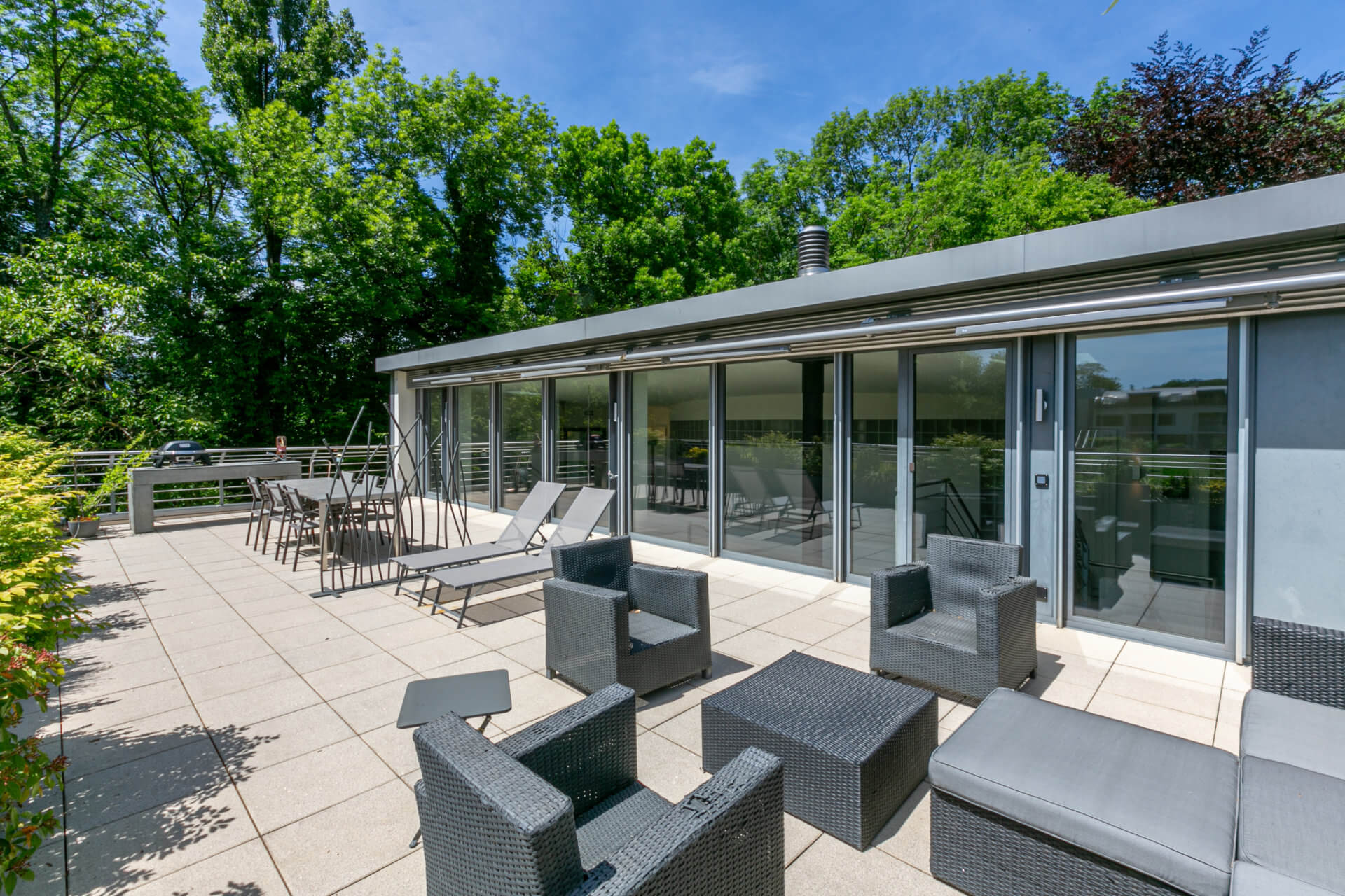 Große Dachterrasse mit moderner Sitzgruppe