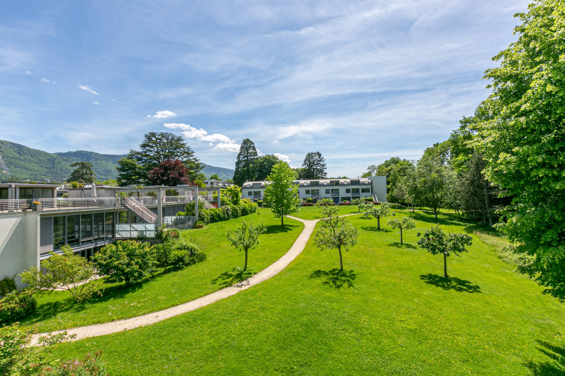 Grüne Wohnanlage mit Park und Bergblick