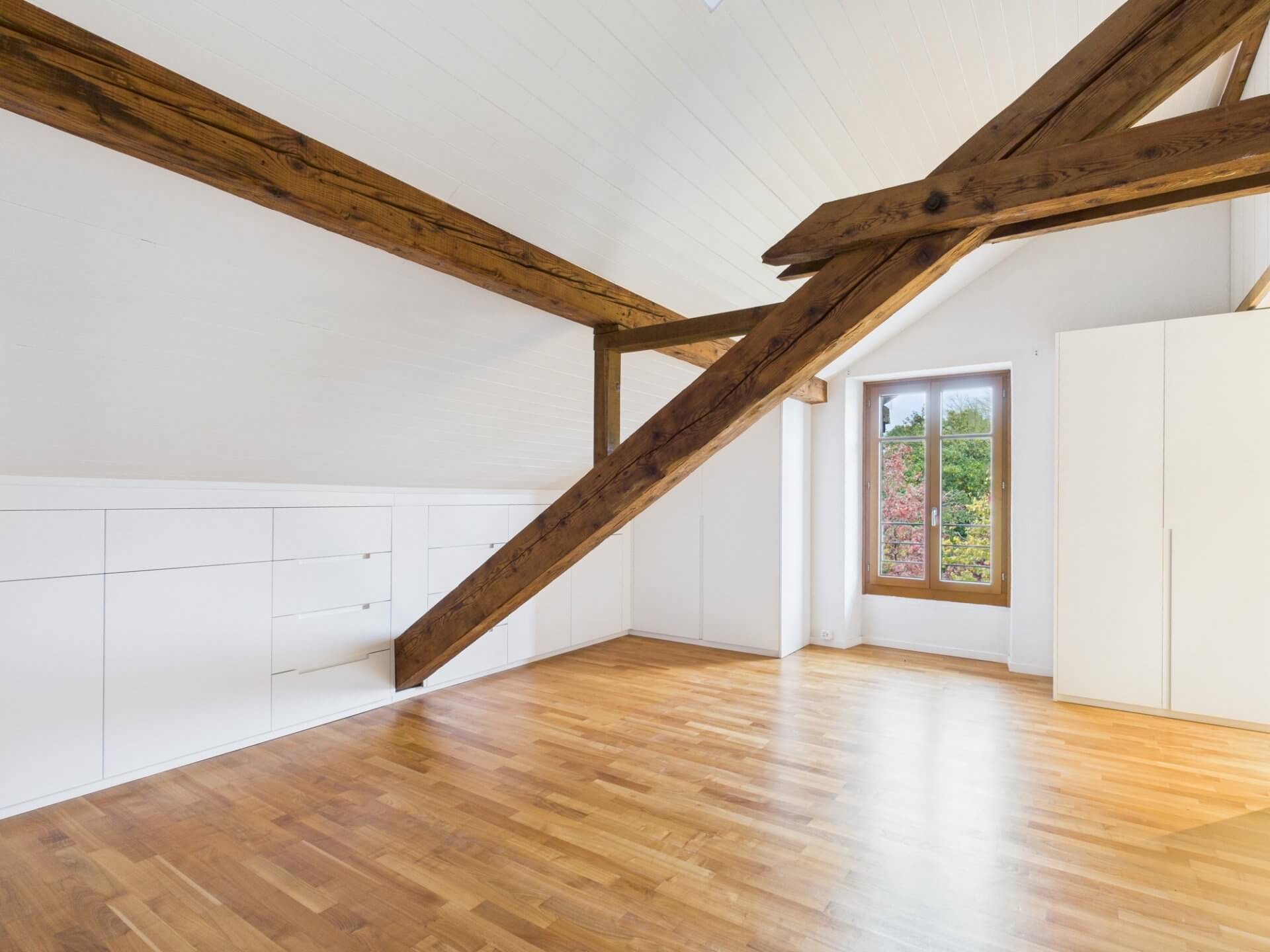 Heller Dachraum mit sichtbaren Holzbalken