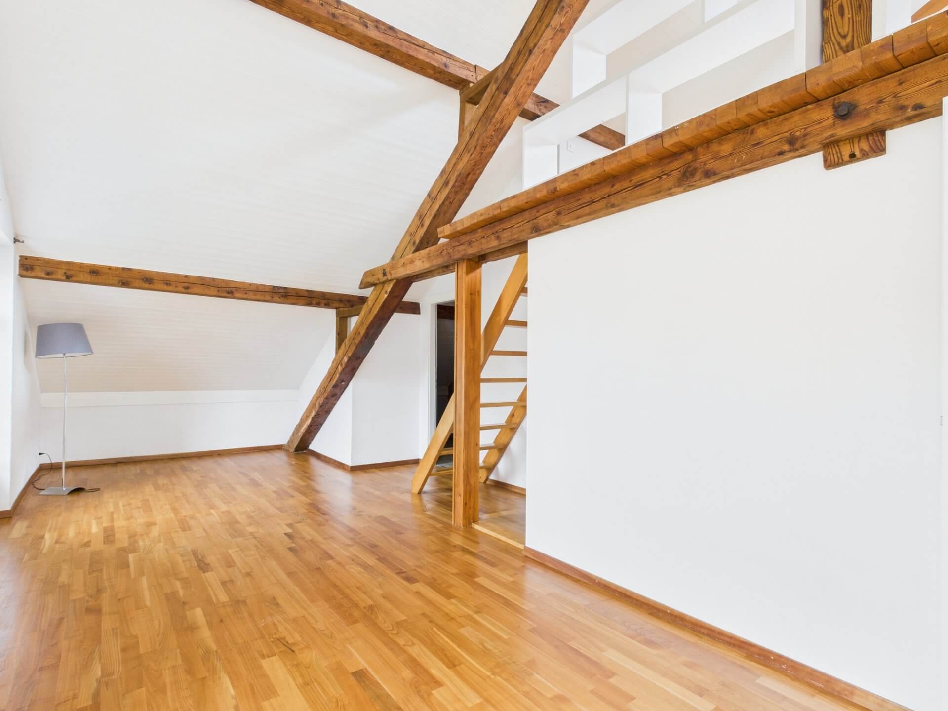 Ausgebauter Dachraum mit Holzbalken