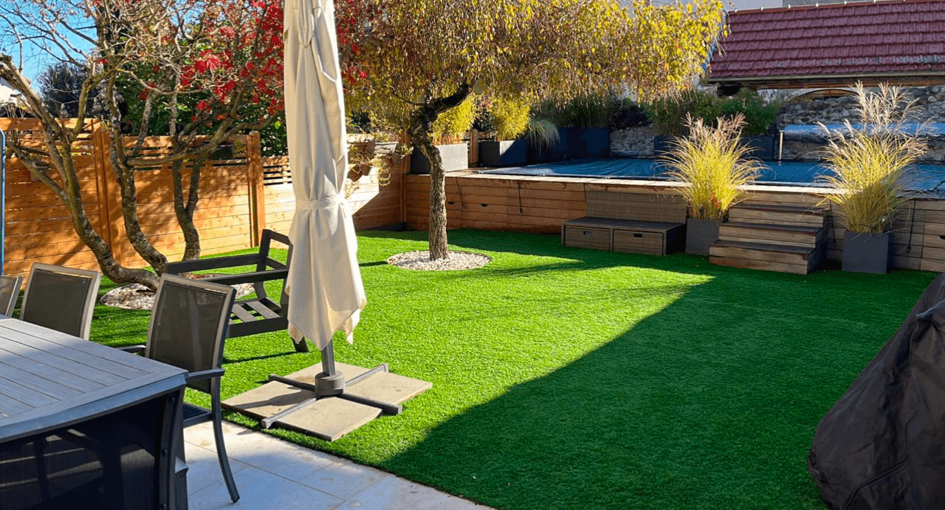 Gepflegter Garten mit Terrasse und Poolbereich