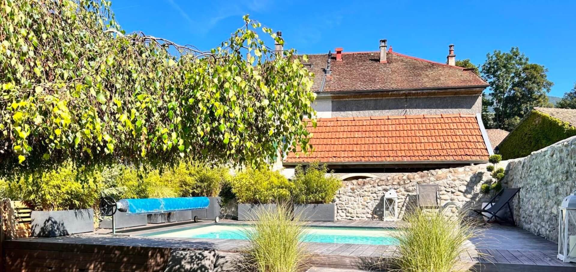 Außenbereich mit Pool und Garten