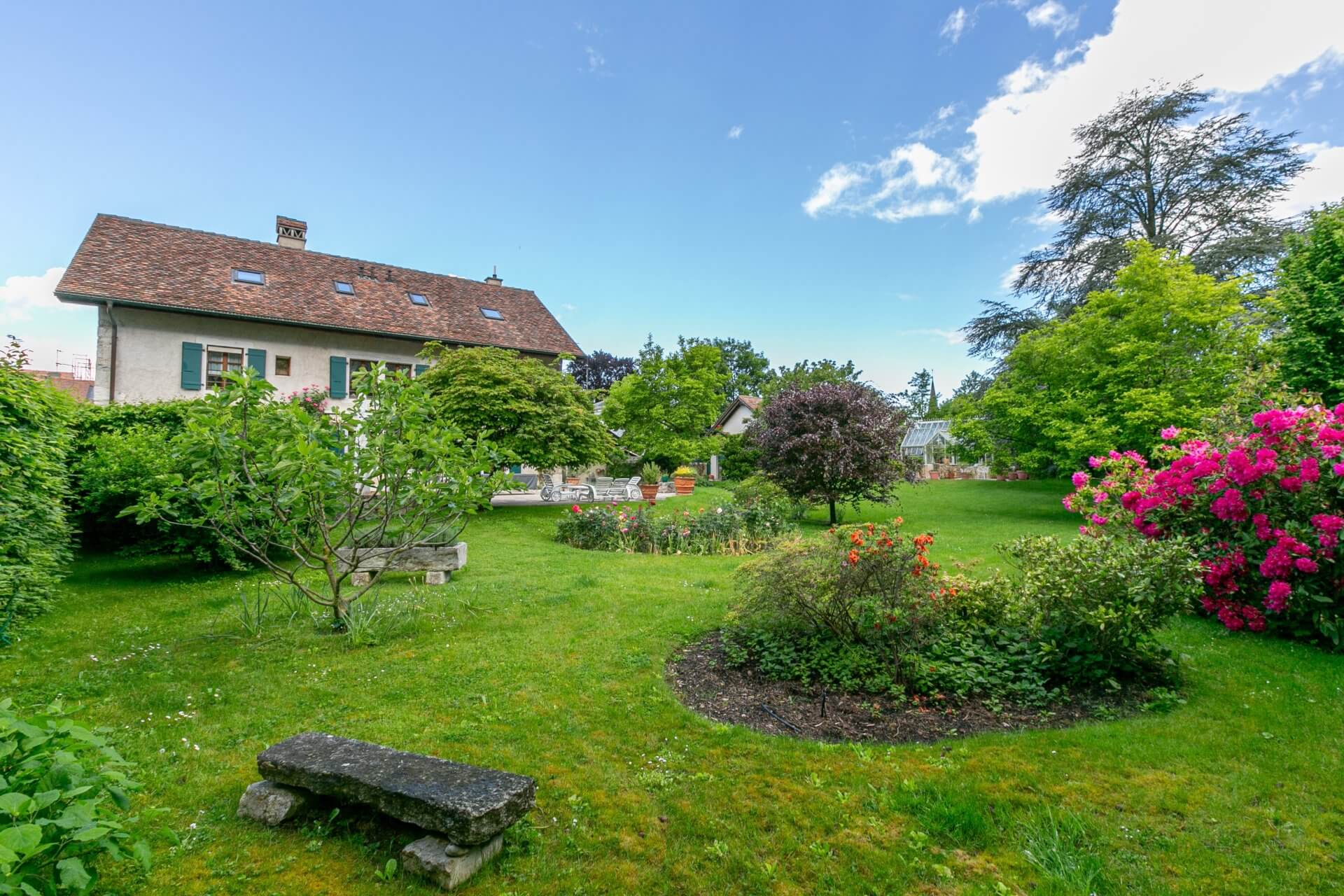 Großer Garten mit historischem Haus