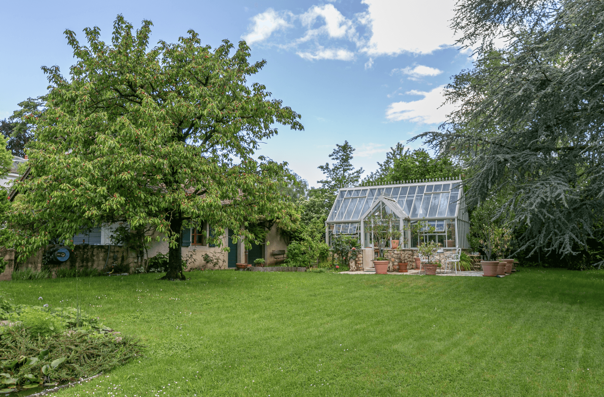 Garten mit Gewächshaus