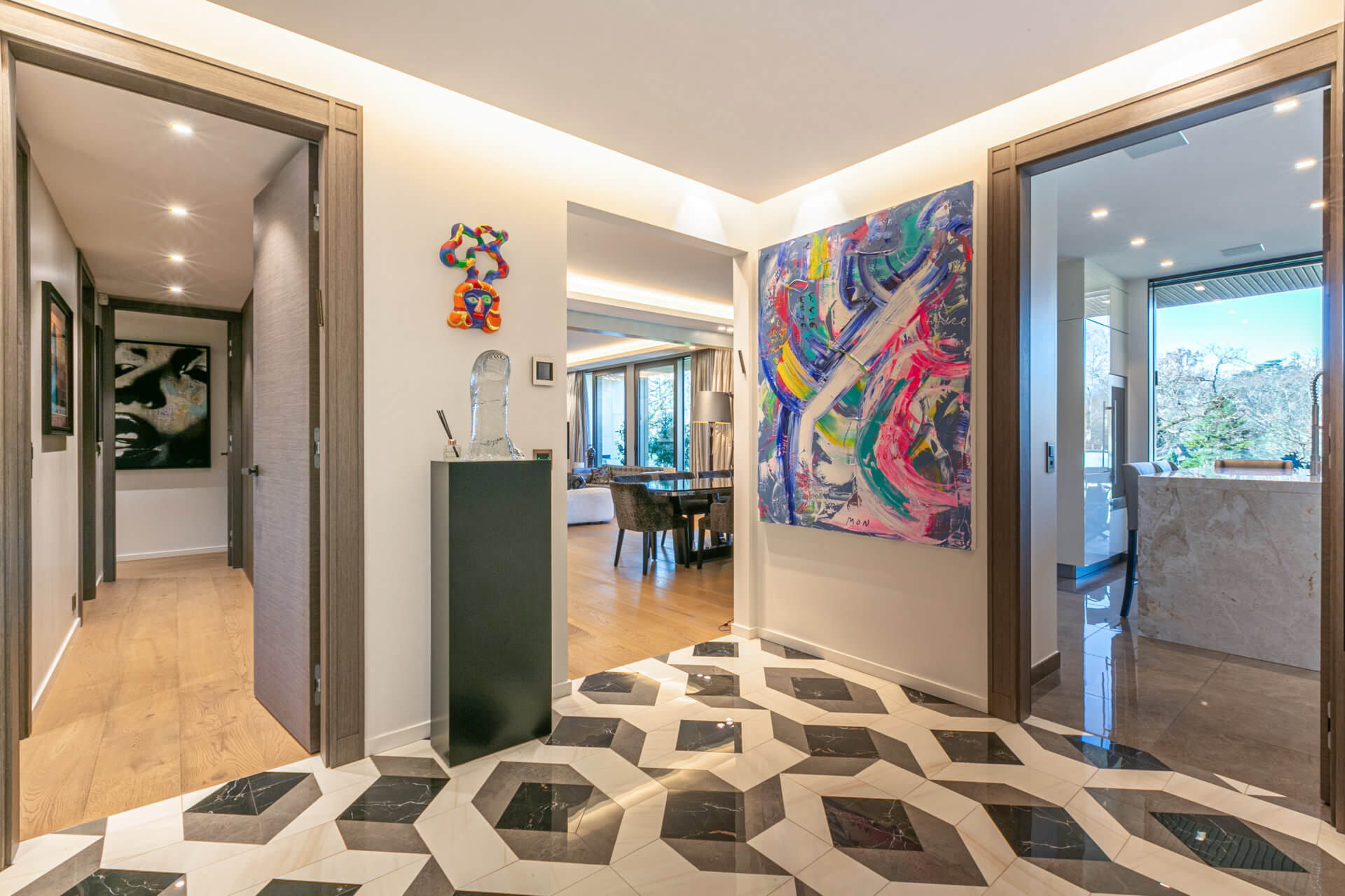 Eleganter Eingangsbereich mit Kunst und offenen Durchgängen