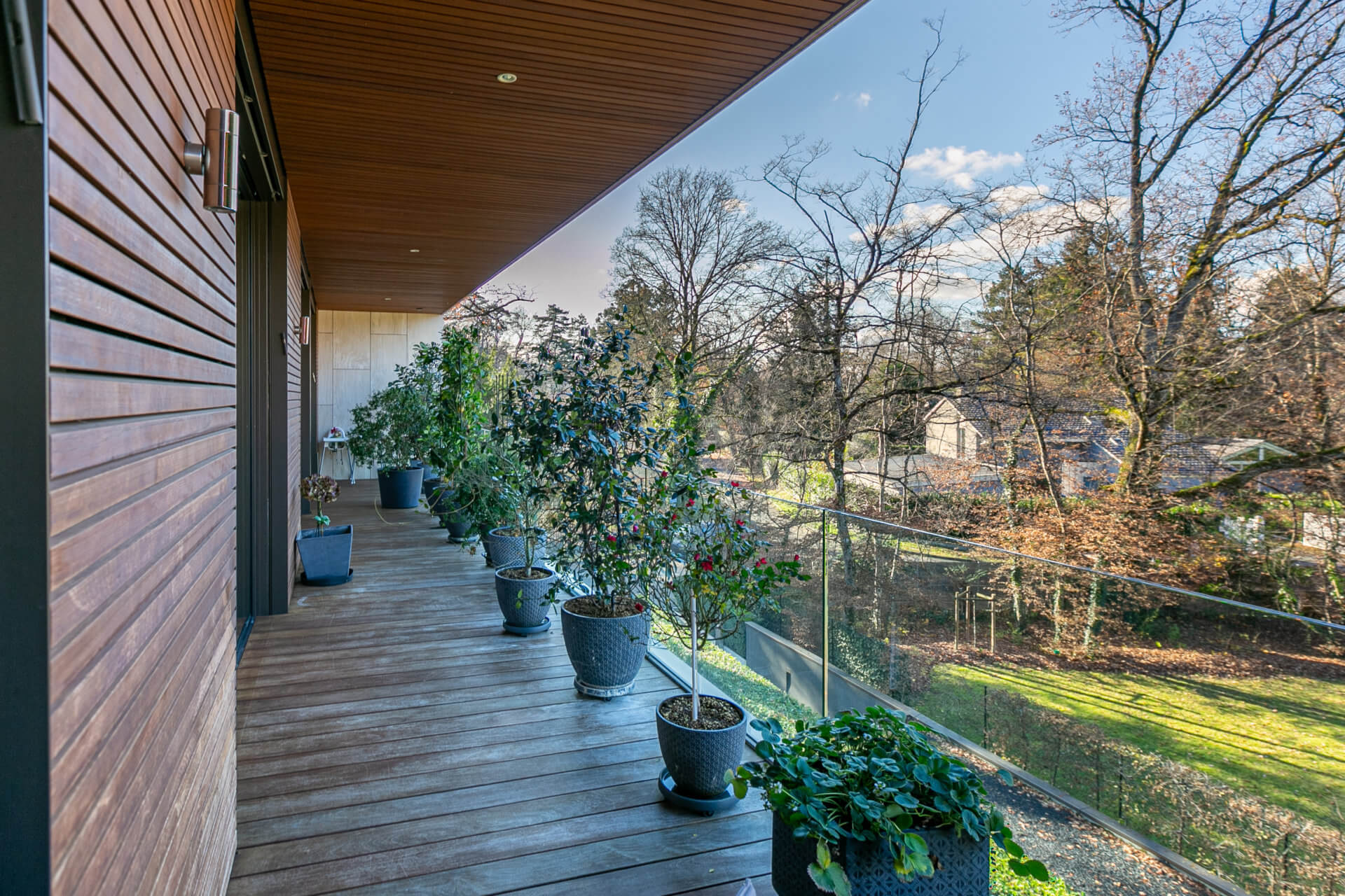 Überdachter Balkon mit Blick ins Grüne