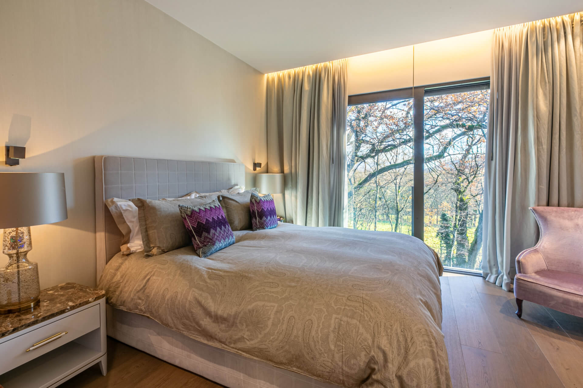 Helles Schlafzimmer mit großem Fenster