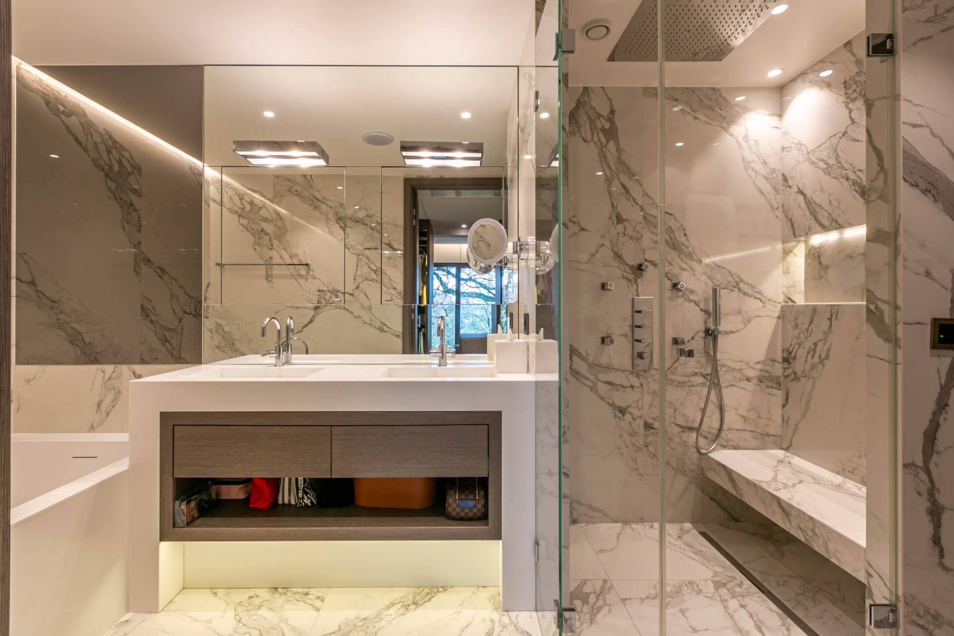 Luxuriöses Badezimmer mit Marmoroptik und Glasdusche
