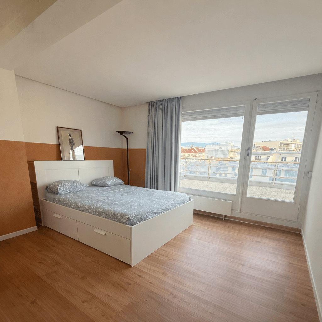 Helles Schlafzimmer mit Balkonblick