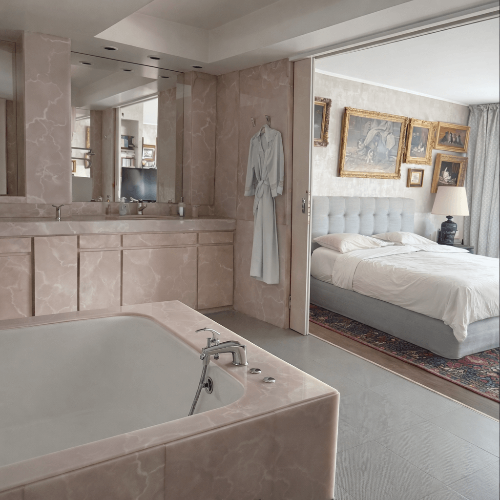 Helles Badezimmer mit angeschlossenem Schlafzimmer