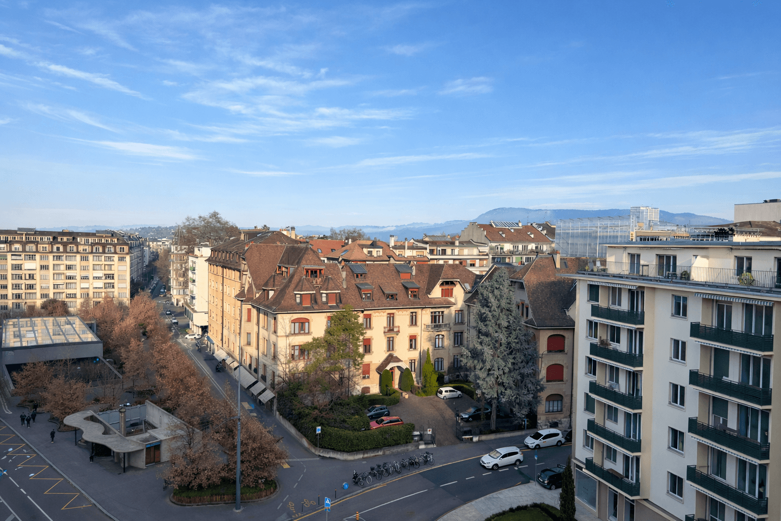 Städtischer Ausblick mit Wohnhäusern und Bergen