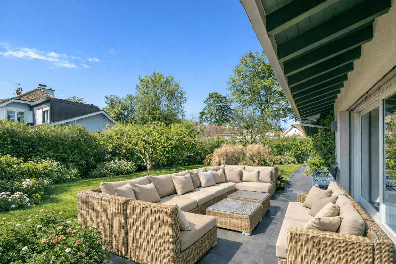 Gepflegte Gartenterrasse mit Lounge-Möbeln