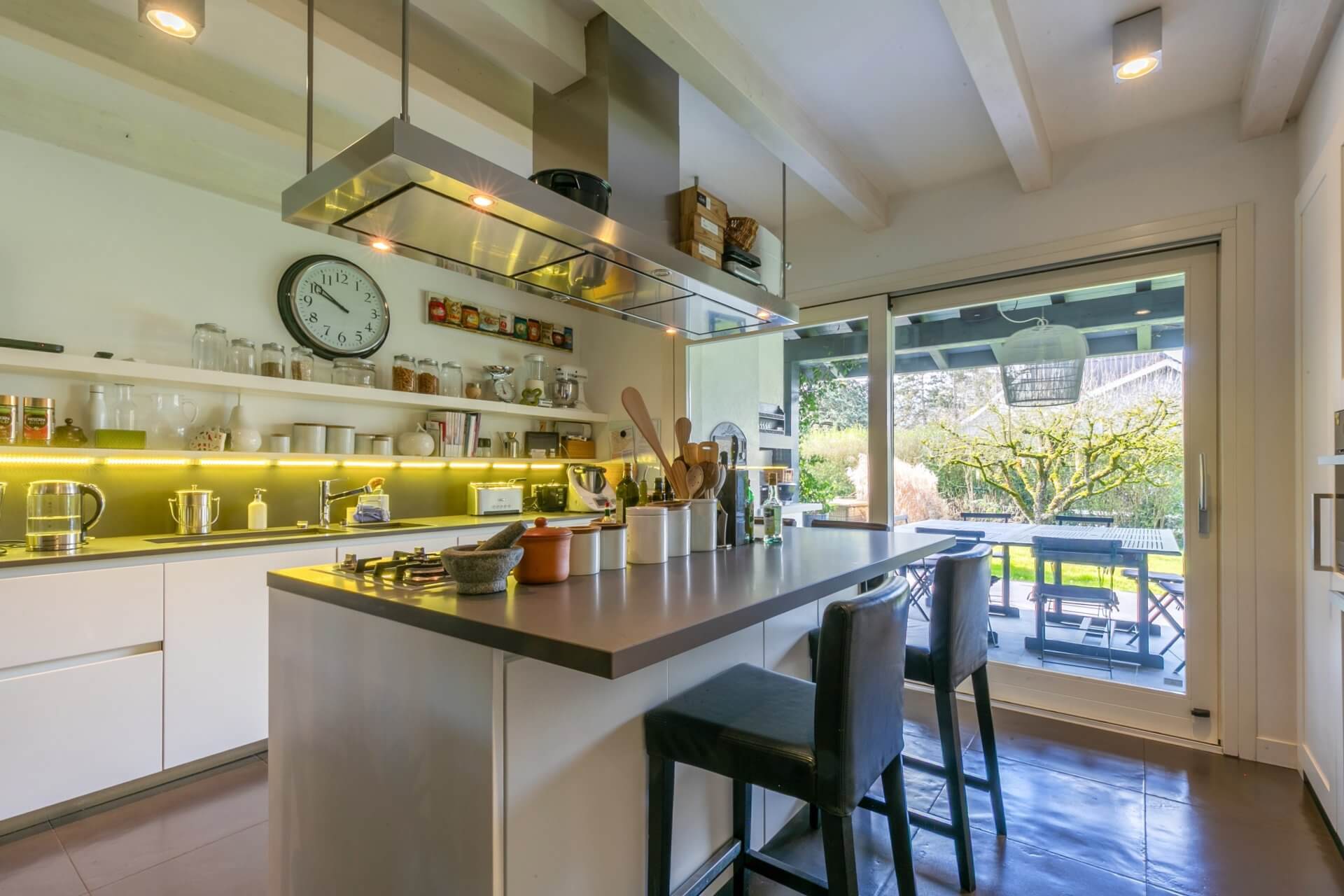 Offene moderne Küche mit Blick in den Garten