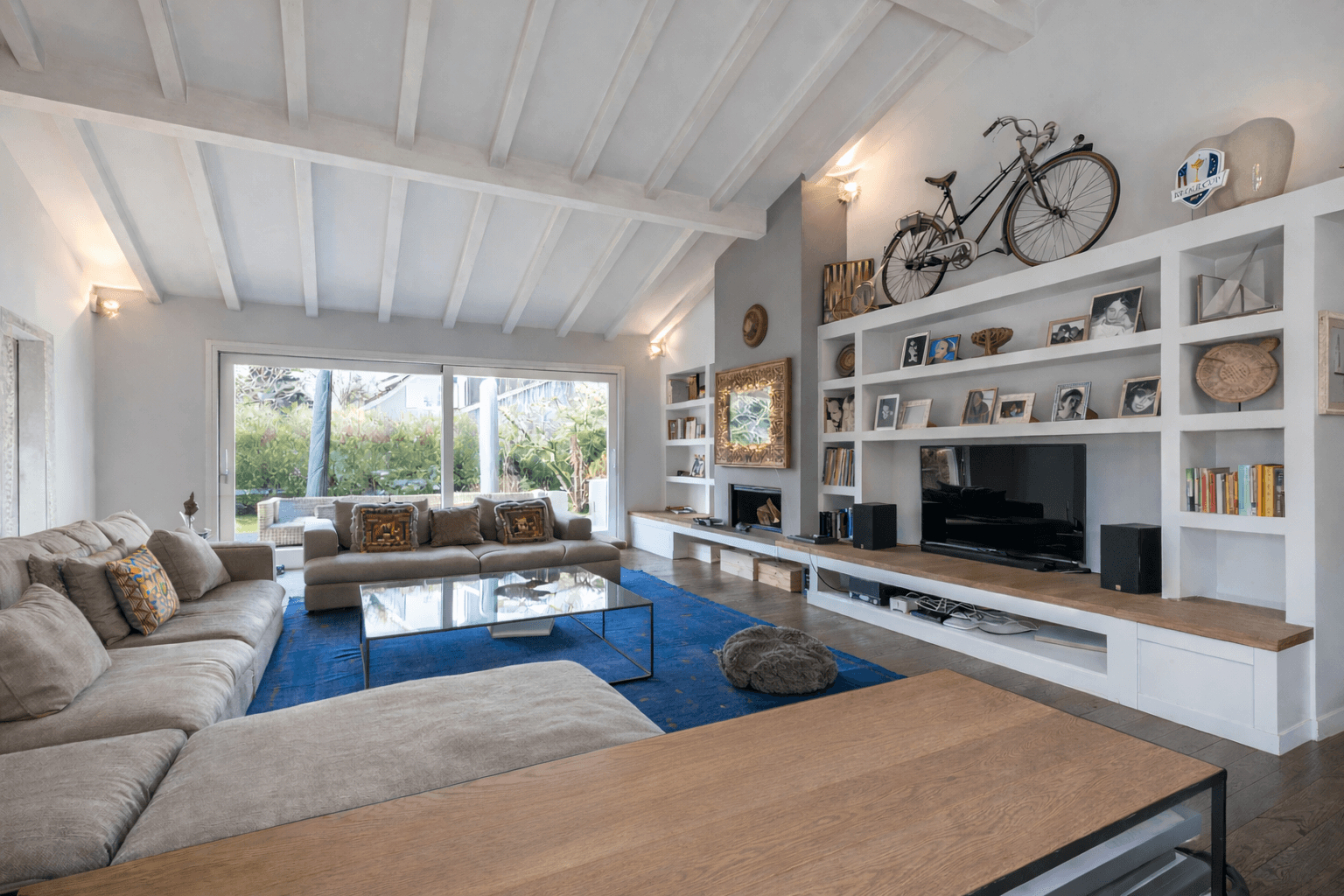 Helles Wohnzimmer mit Galeriecharakter