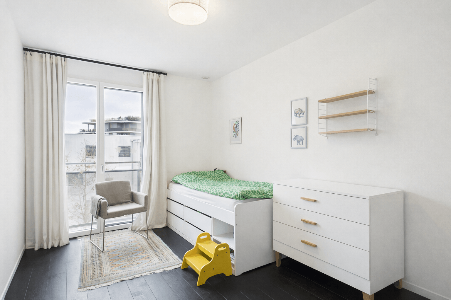 Helles Kinderzimmer mit Balkonzugang