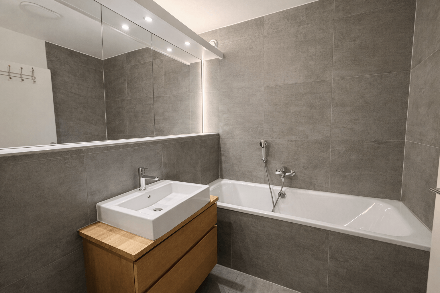Modernes Badezimmer mit Badewanne und Waschtisch