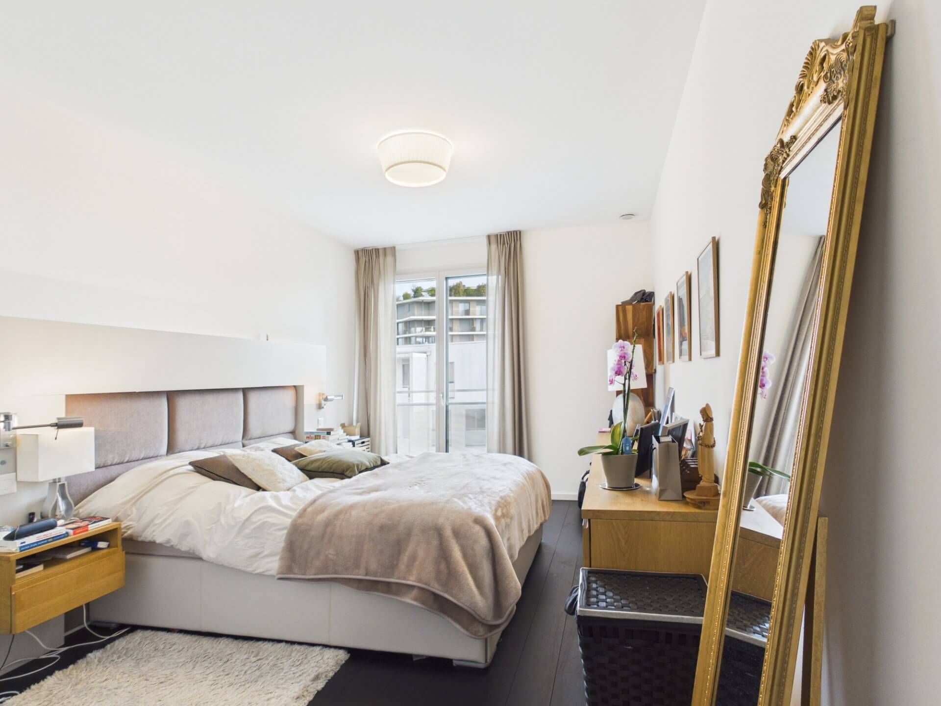 Helles, modernes Schlafzimmer mit Balkonblick