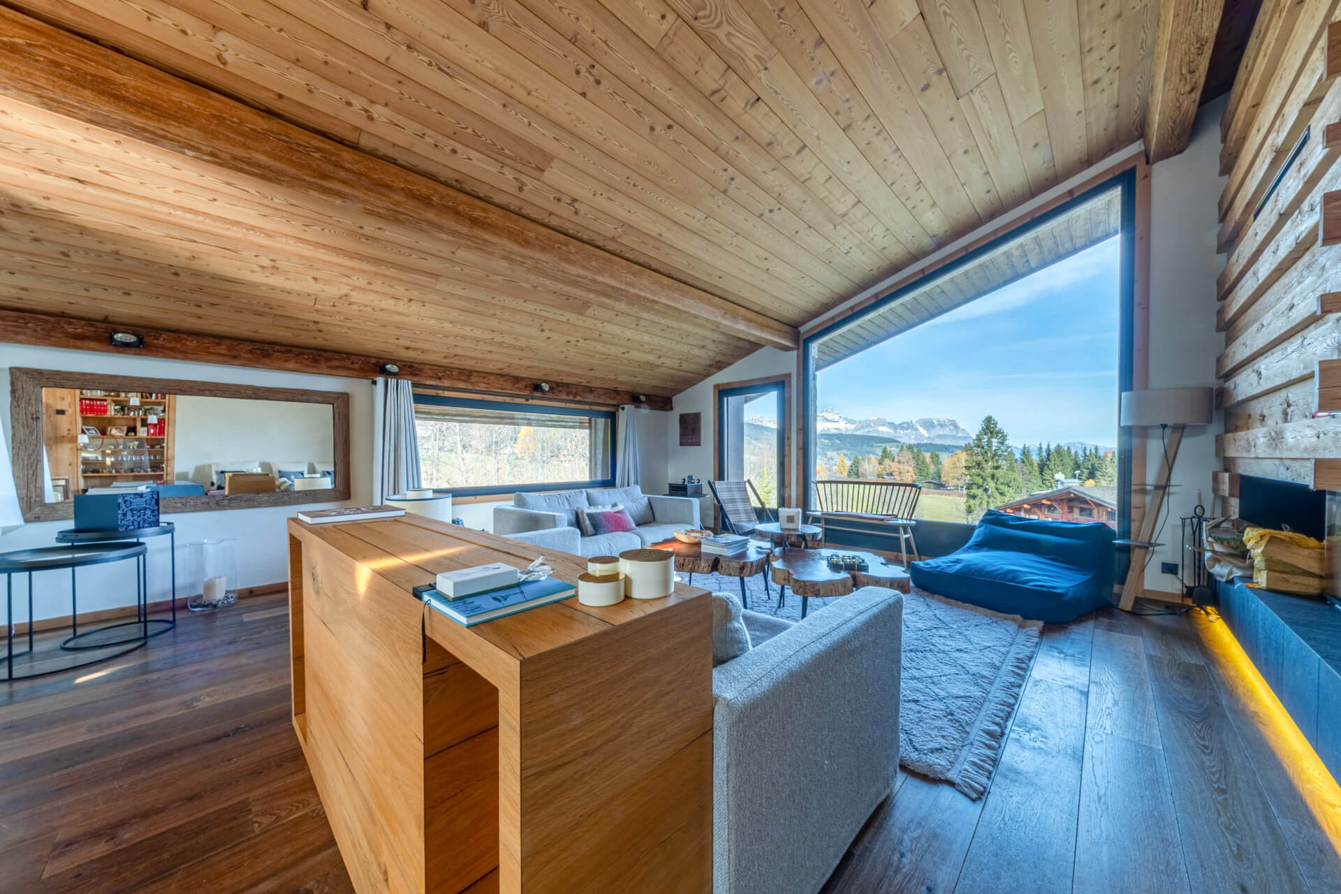 Gemütliches Chalet-Wohnzimmer mit Panoramablick
