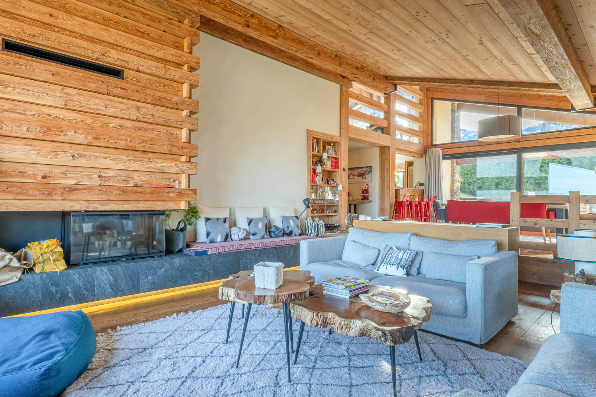 Gemütlicher Wohnraum im Chalet-Stil