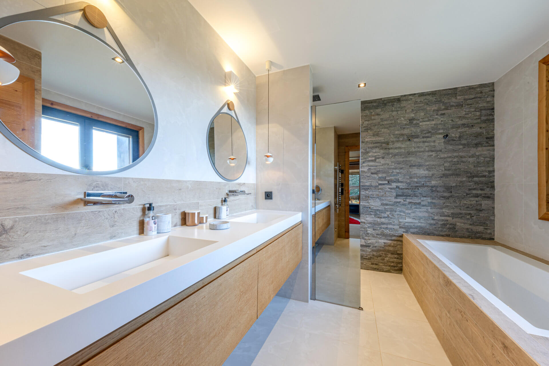 Modernes Badezimmer mit Doppelwaschtisch und Badewanne
