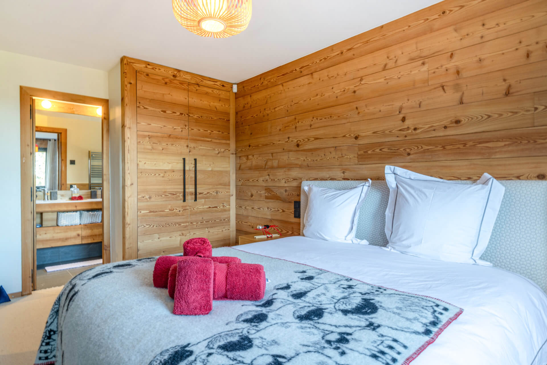 Gemütliches Schlafzimmer mit Holzvertäfelung