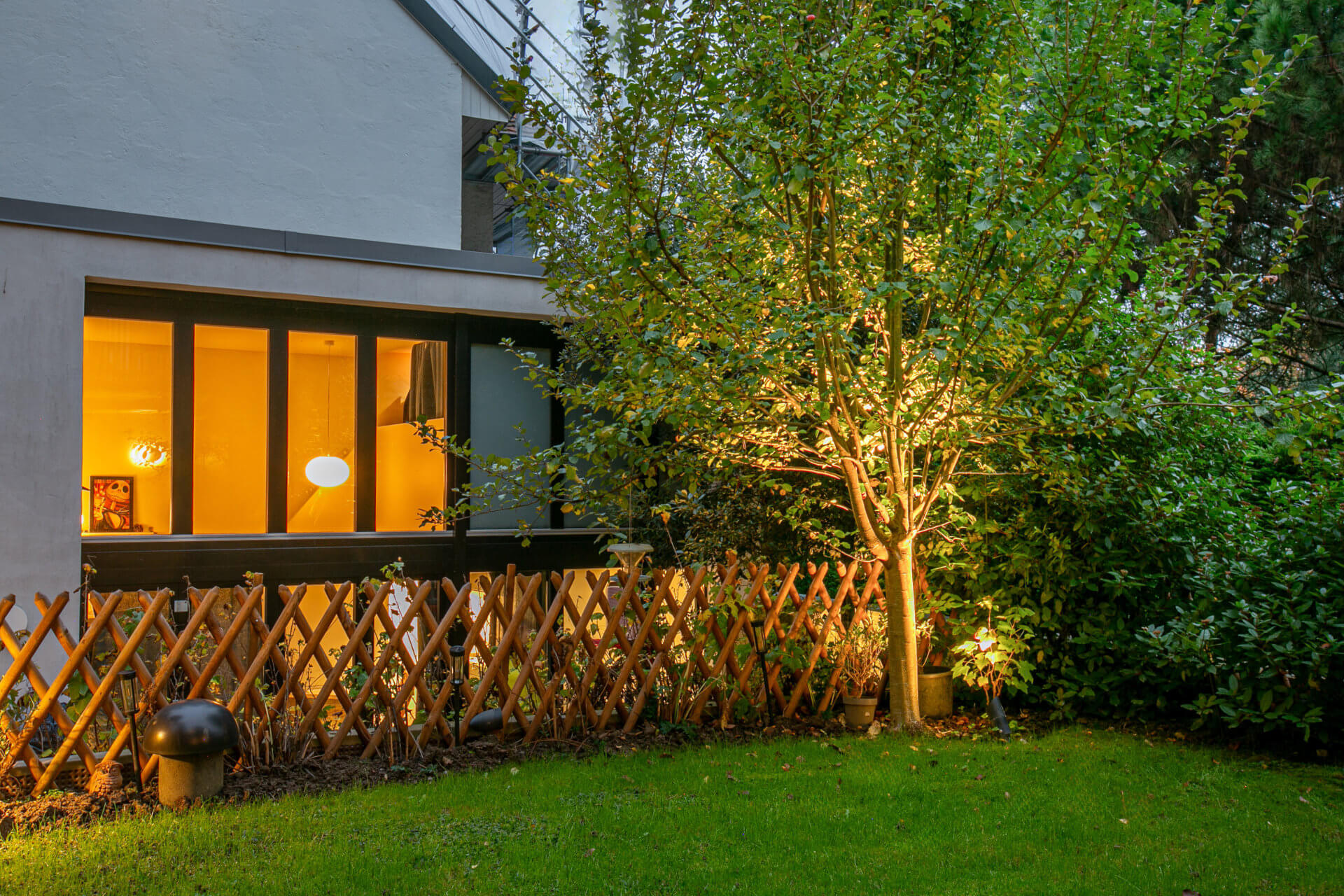 Gartenansicht eines Hauses bei Abendlicht