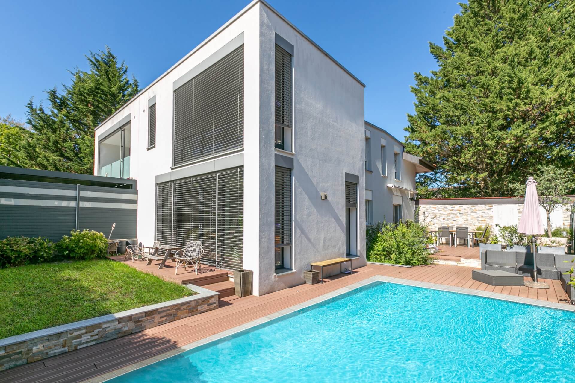 Moderner Außenbereich mit Pool und Terrasse