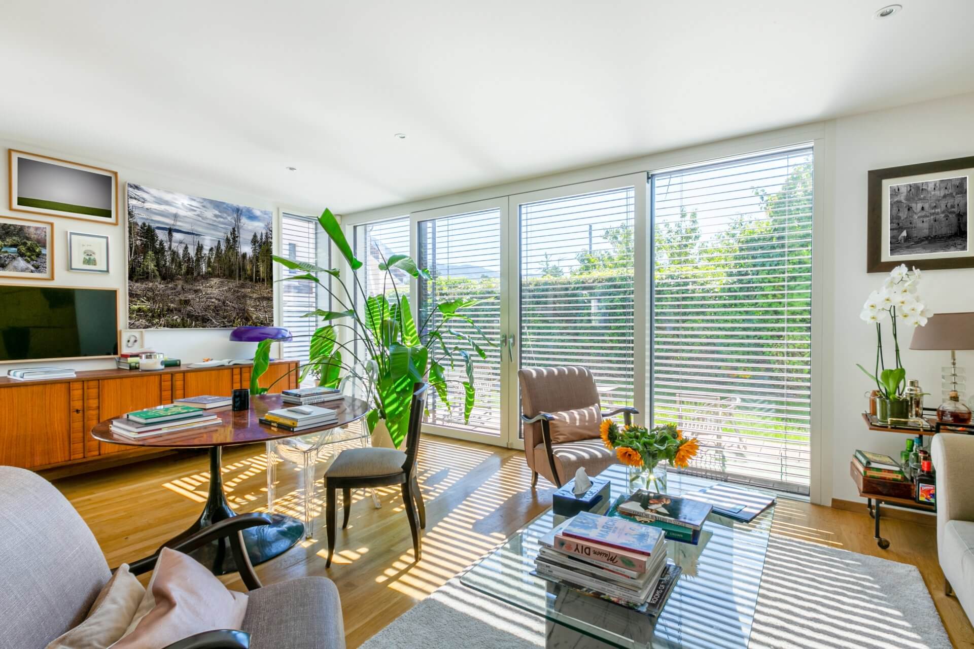Helles Wohnzimmer mit großen Fensterfronten