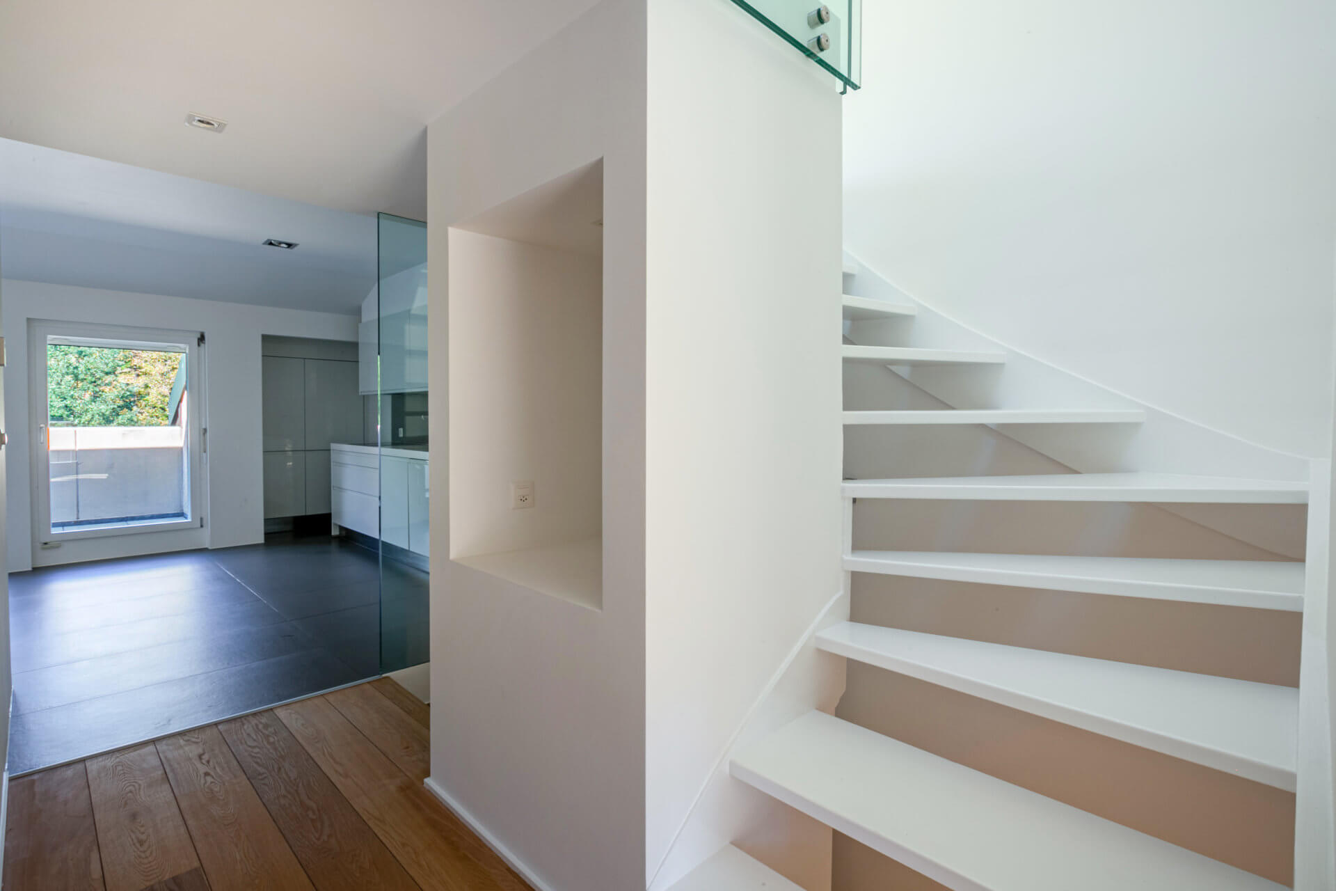 Moderner Flur mit Treppe