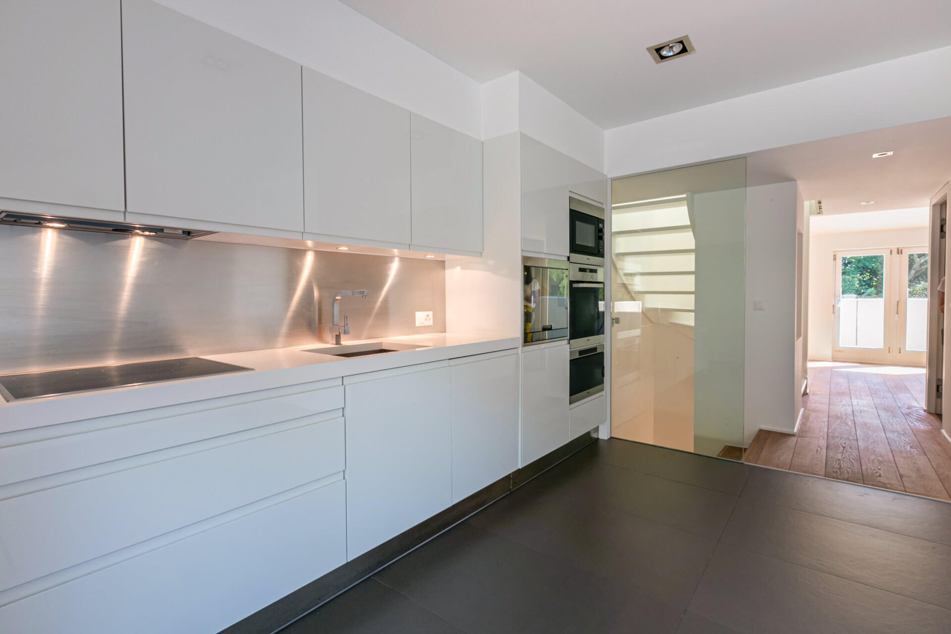 Moderne Küche mit Blick in den Flur