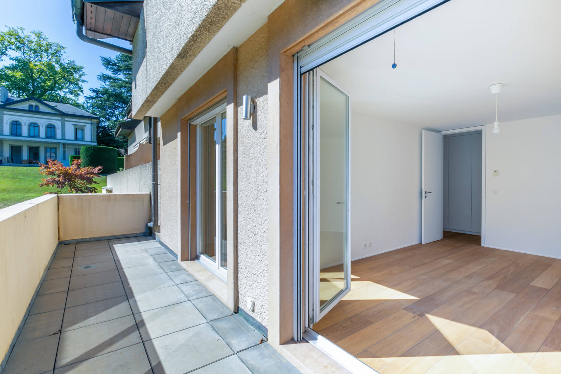 Balkon mit Blick in einen hellen Raum