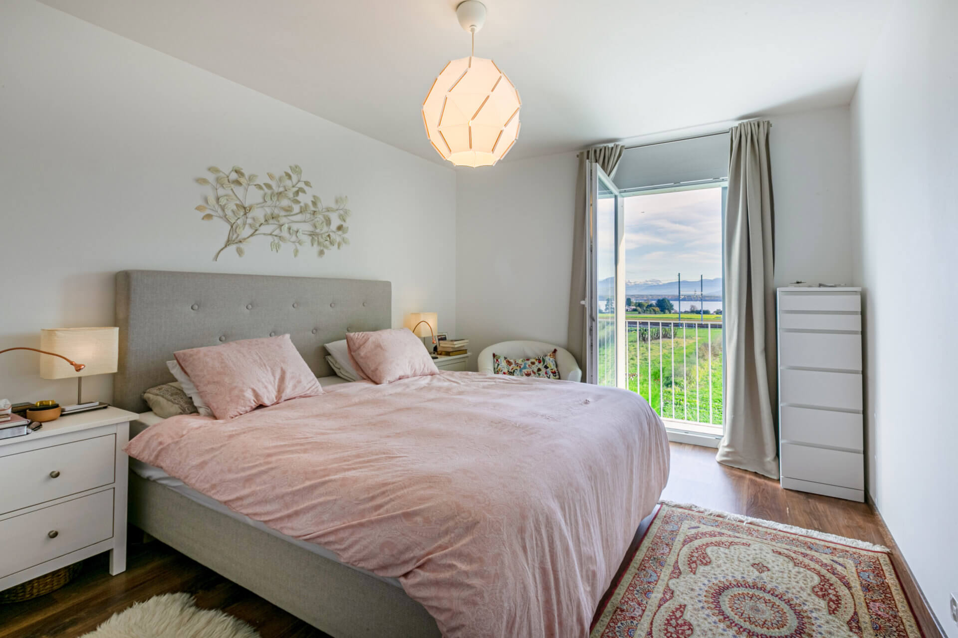 Helles Schlafzimmer mit Balkonblick