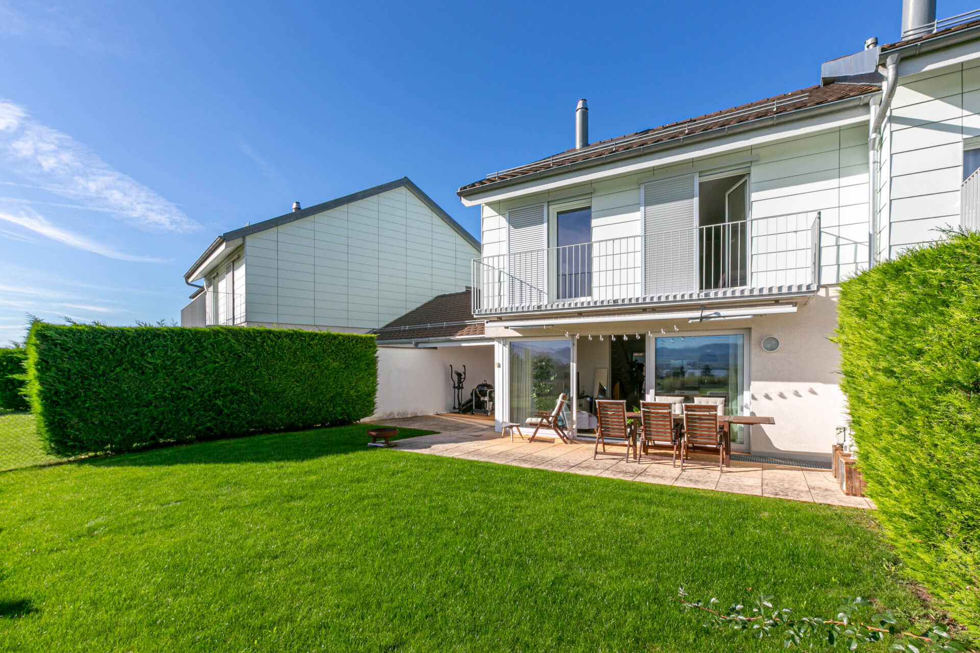 Moderner Garten mit Einfamilienhaus